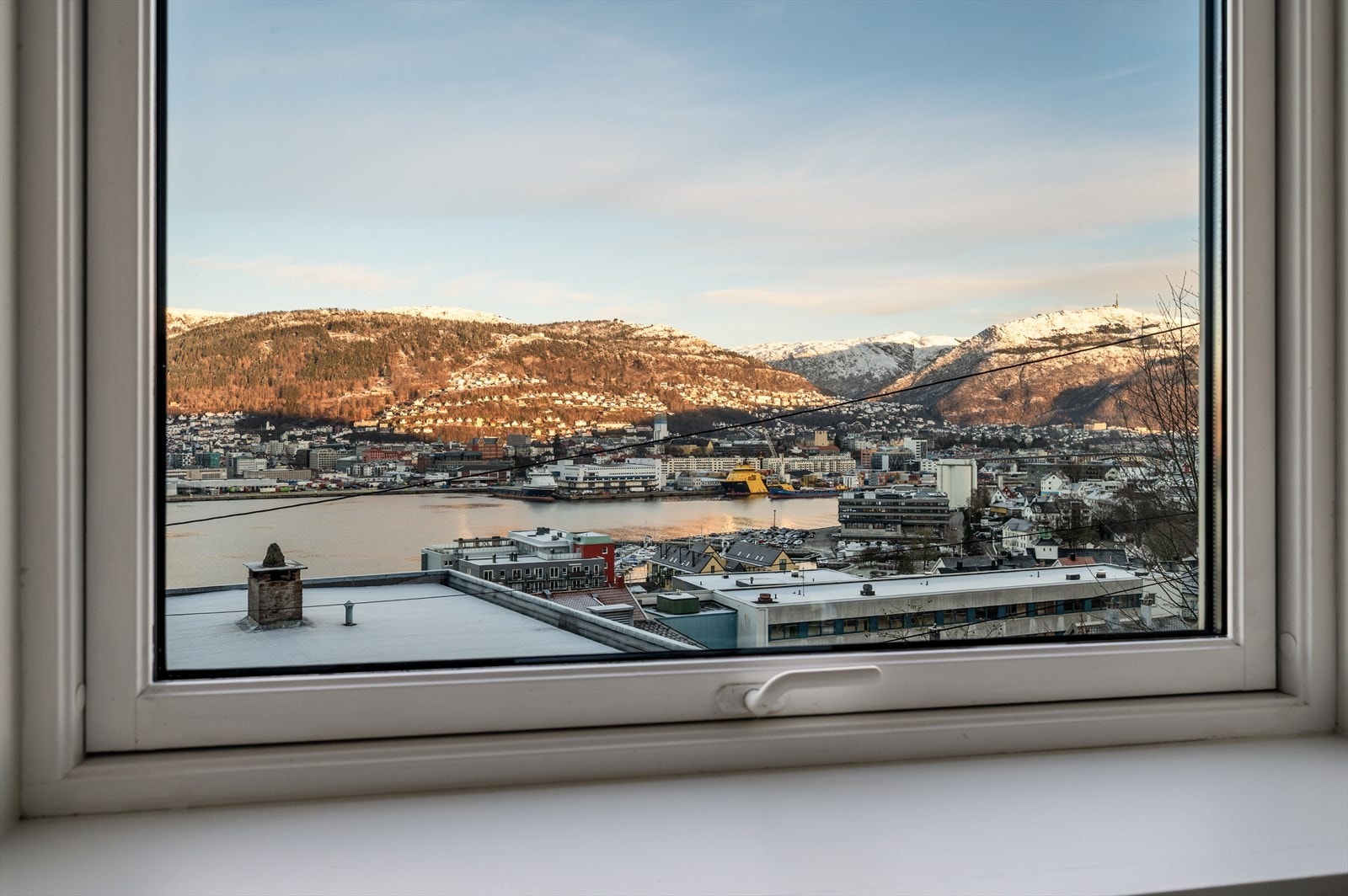 - Fra vinduet ser du også bort til Ulriken som er den perfekte destinasjonen for søndagsturen - Galleribilde