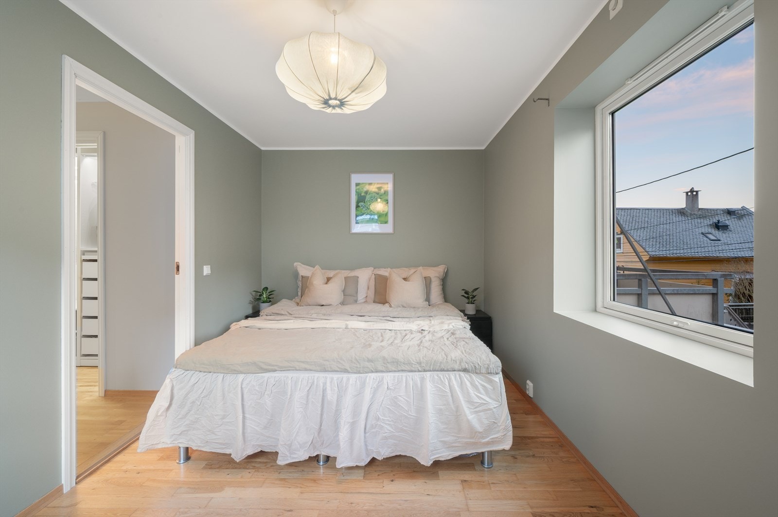 - Her har du plass til dobbeltseng i ønsket størrelse og tilhørende møblement - Galleribilde