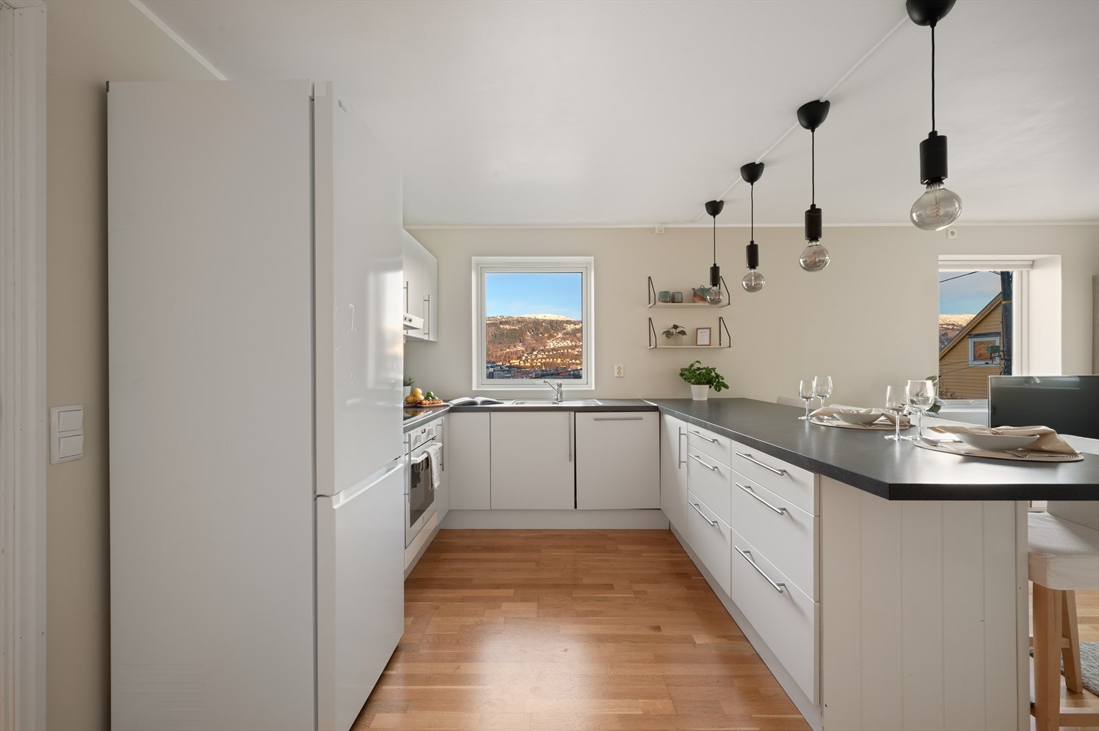 - Kjøkkeninnredning med slette fronter, benkeplate i laminat og nedfelt vask - Galleribilde