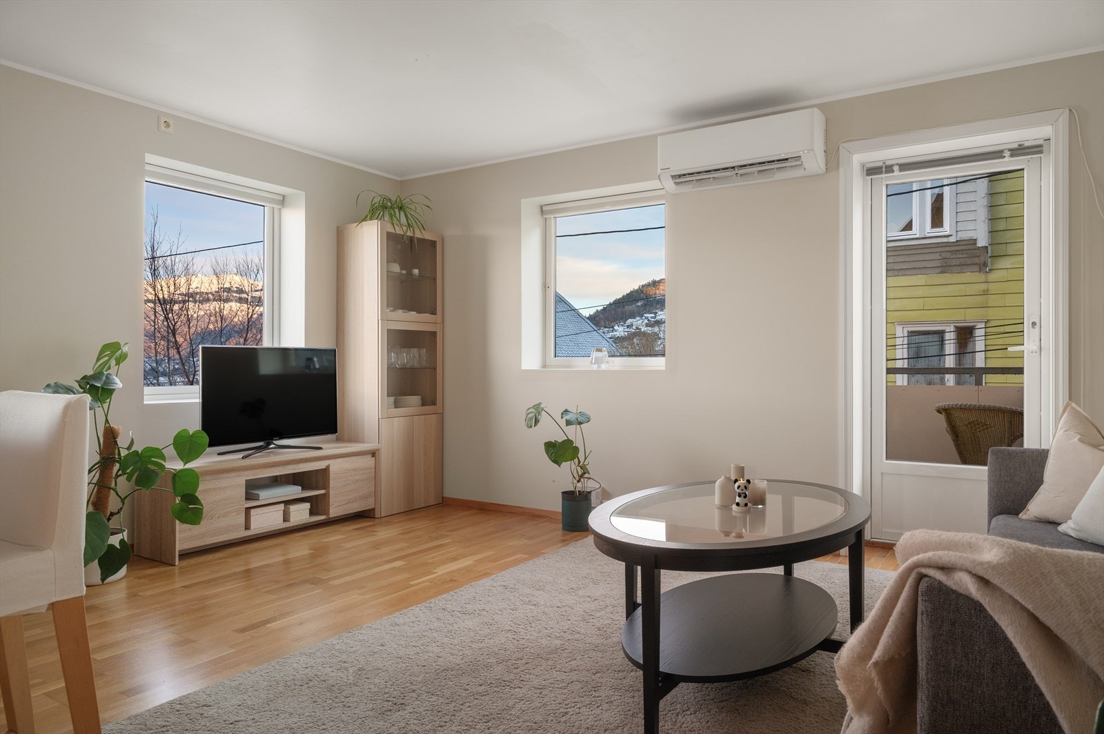 - Leiligheten har et innvendig areal på 65m² og inneholder entrè/gang, stue/kjøkken, 2 soverom, garderobe og bad - Galleribilde