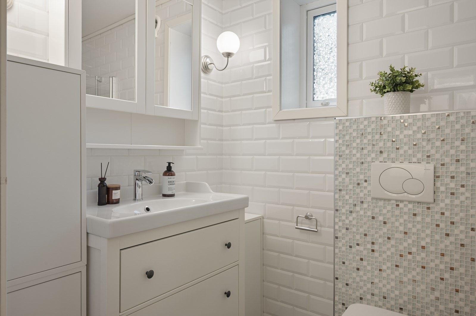 - Flott, helfliset bad på 3,8m² med varmekabler i gulv - Galleribilde