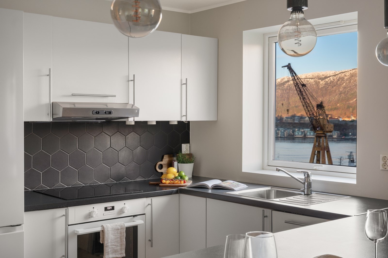 - Ny eier får gleden av integrert platetopp m/induksjon, stekeovn og oppvaskmaskin - Galleribilde