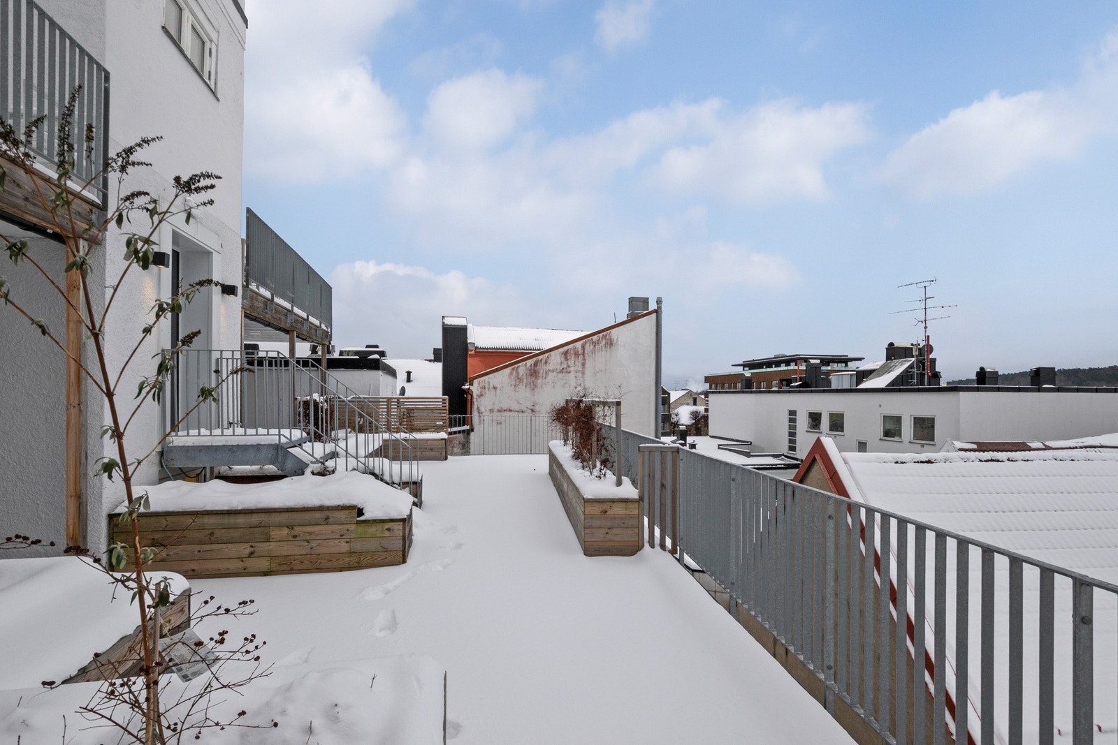 Fellestomten er pent opparbeidet, og beboerne i bygget kan benytte seg av en stor, felles og solrik terrasse. Galleribilde