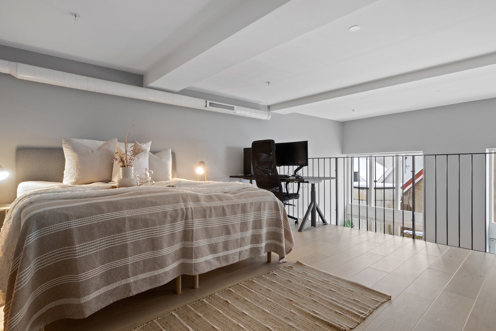 Den åpne løsningen ut til allrommet skaper en luftig atmosfære, og avgrenses kun med et sortlakkert rekkverk i stål. Galleribilde