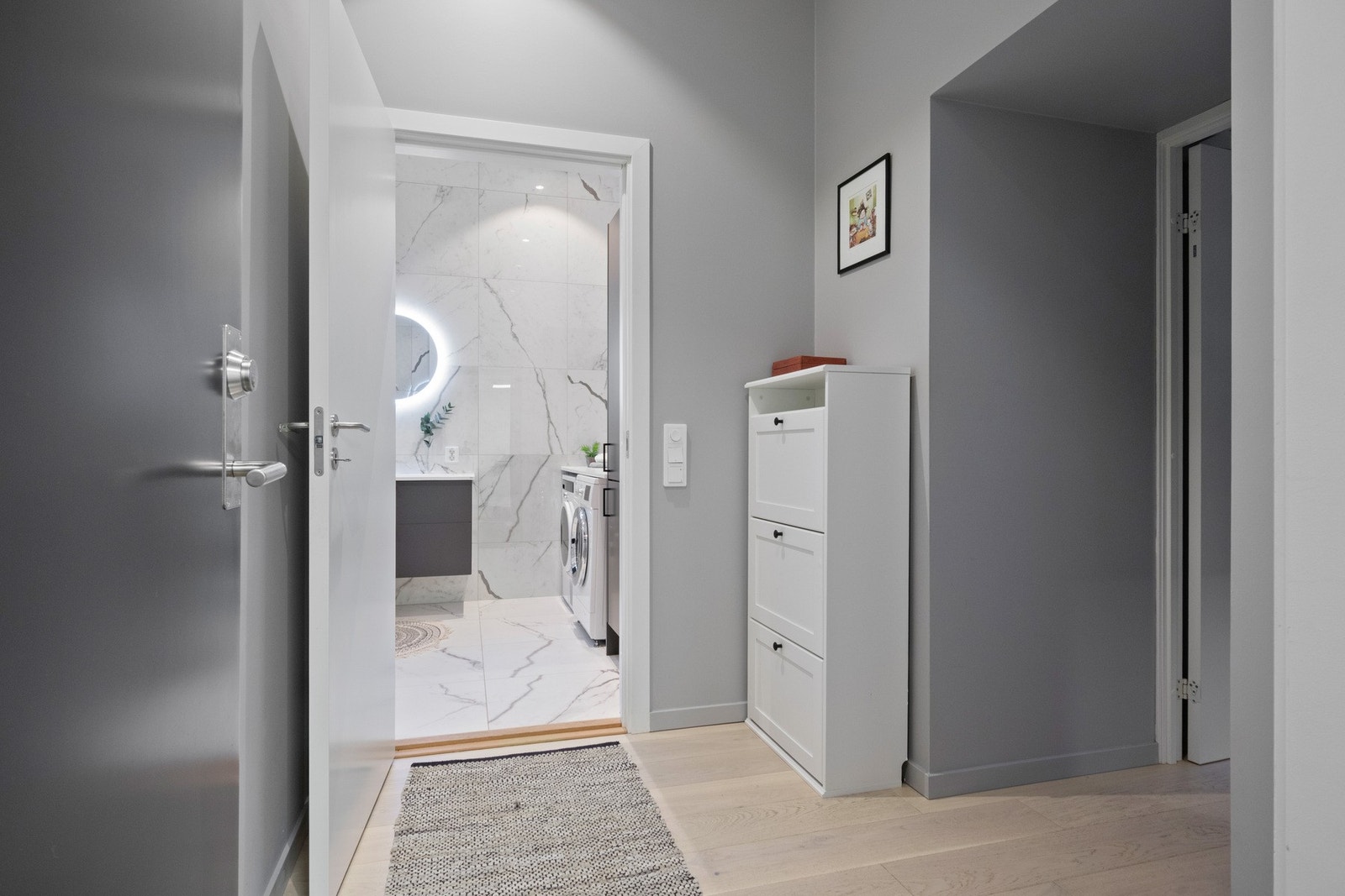 Leiligheten ligger i første etasje i et tidligere bankbygg - en klassisk bygård fra 1915. Galleribilde