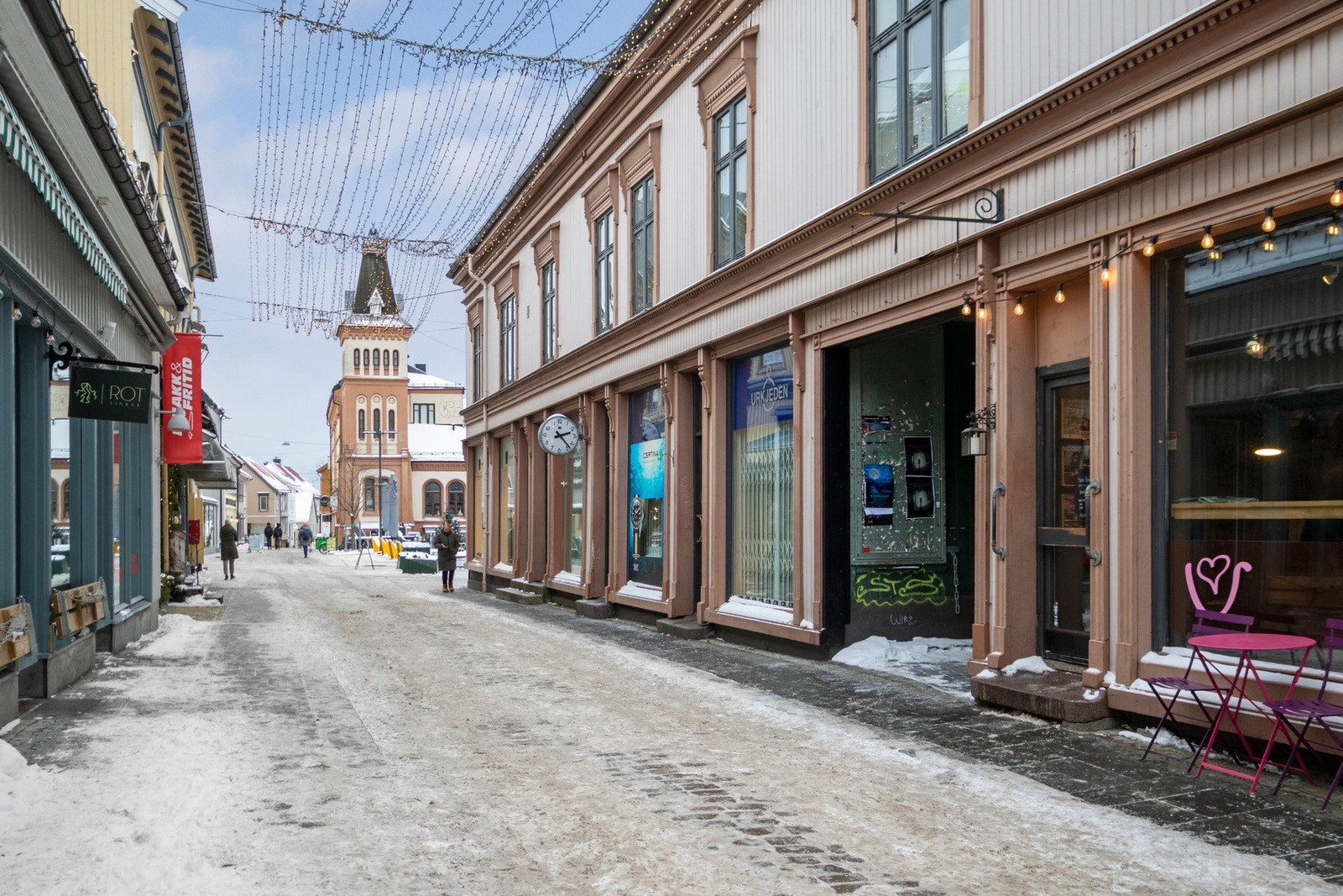 Her bor du midt i byen i sjarmerende omgivelser preget av en herlig kombinasjon av ærverdige bygårder, butikker og brosteinsbelagte handlegater. Galleribilde
