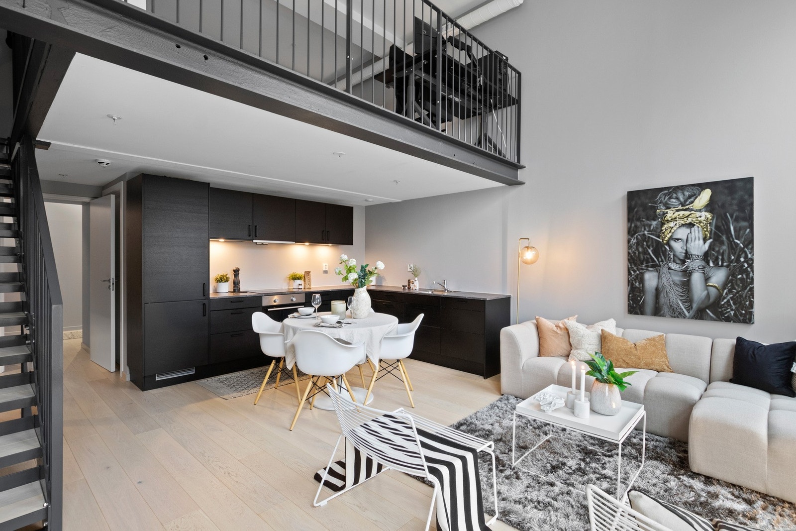 Velkommen til Øvre Langgate 46 - en stilfull, luftig og moderne leilighet fra 2022. Galleribilde