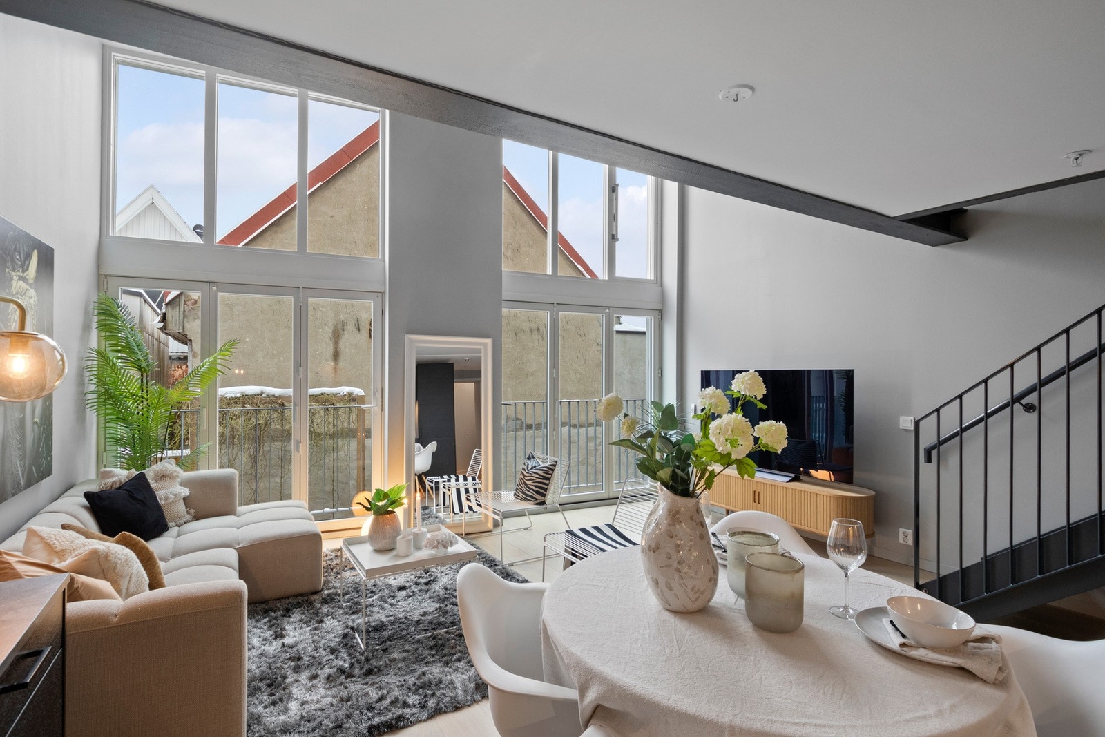 Leiligheten fremstår med tidsmessige farge- og materialvalg, fantastisk takhøyde og unik, naturlig lyssetting. Galleribilde