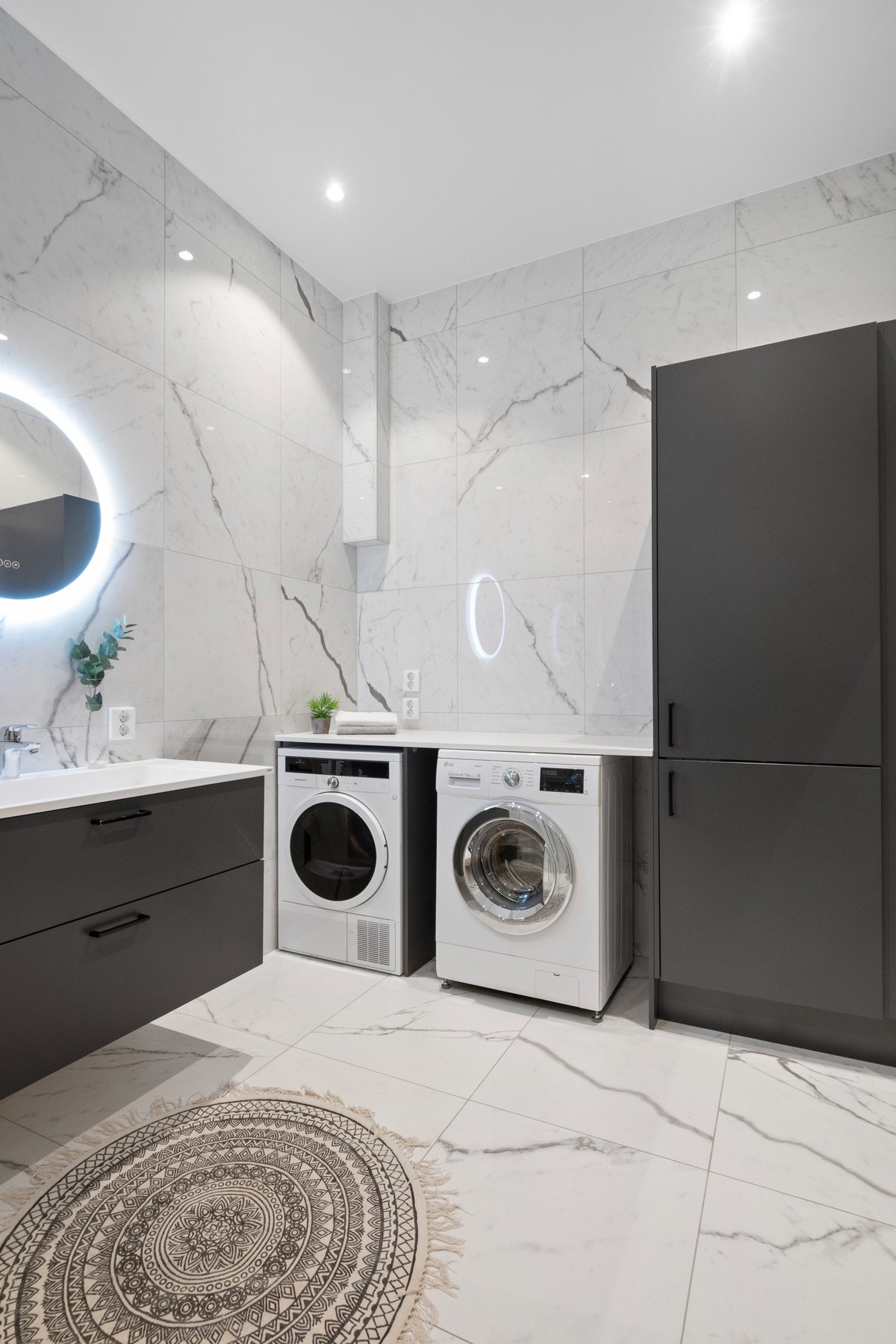 Her er det downlights i himlingen, hvite fliser i marmorlook på veggene og matchende fliser på gulv med elektrisk gulvvarme. Galleribilde