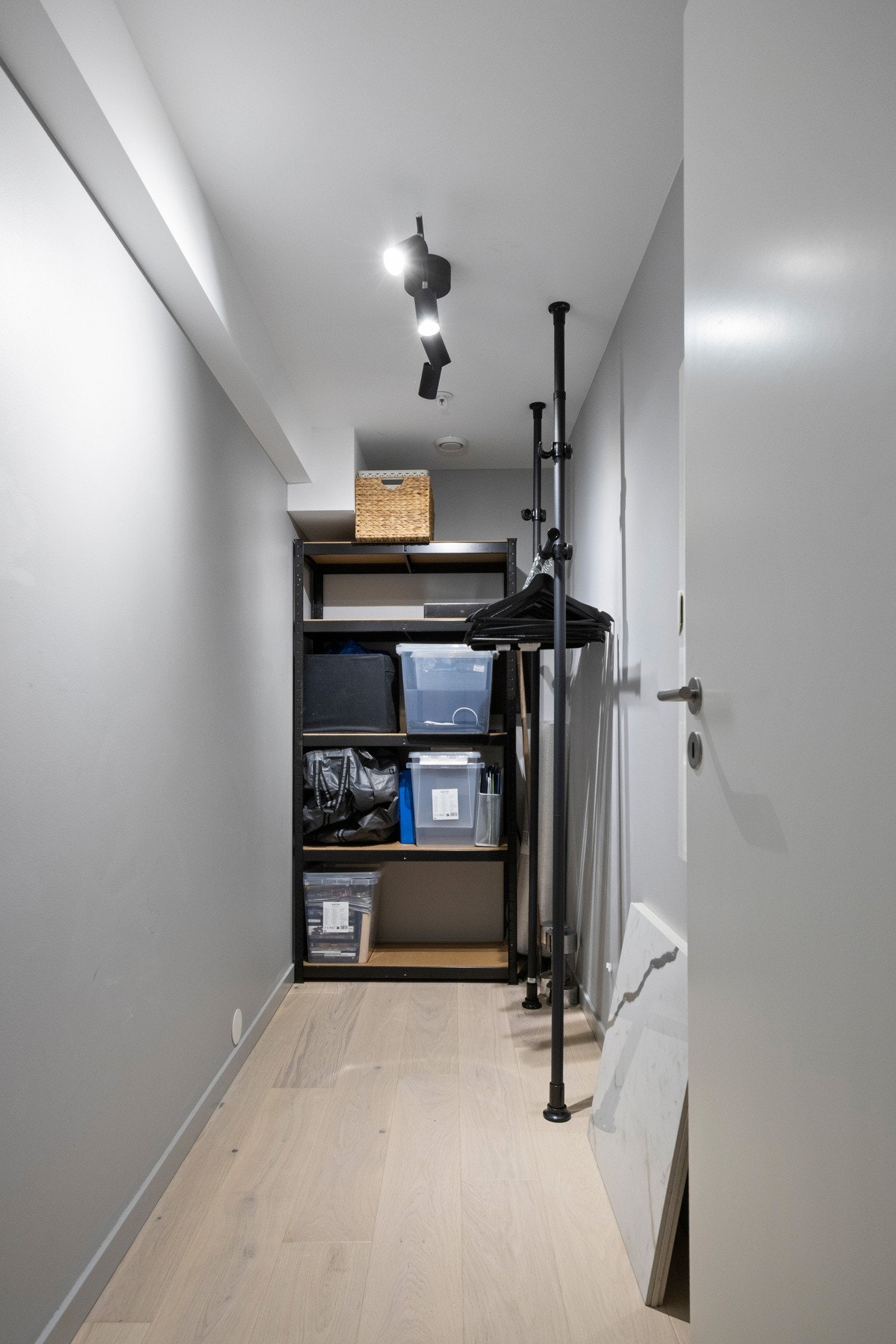 Oppbevaring- og lagringsplass finnes i en innebod ved entreen. Galleribilde