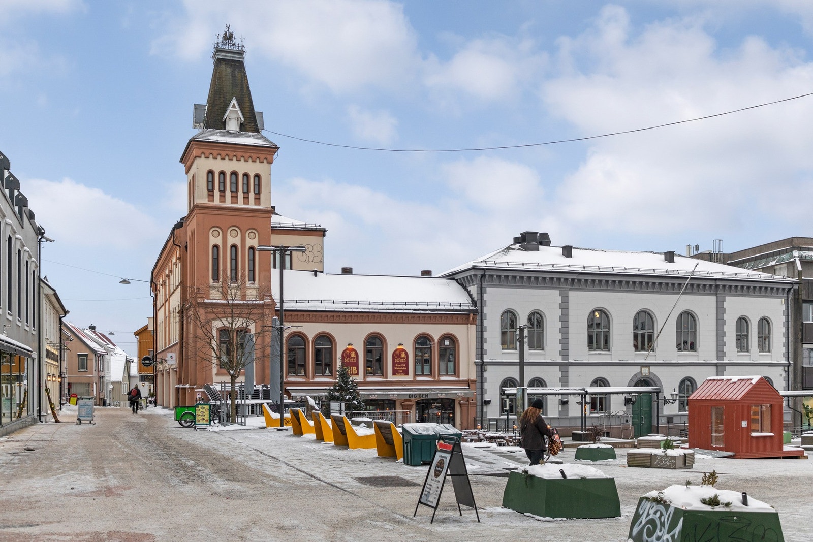 Tønsberg torv med diverse butikker og caféer, hyggelige handlegater ligger like utenfor, samt "Brygga" med sitt brede utvalg av kultur, by- og restaurantliv. Galleribilde