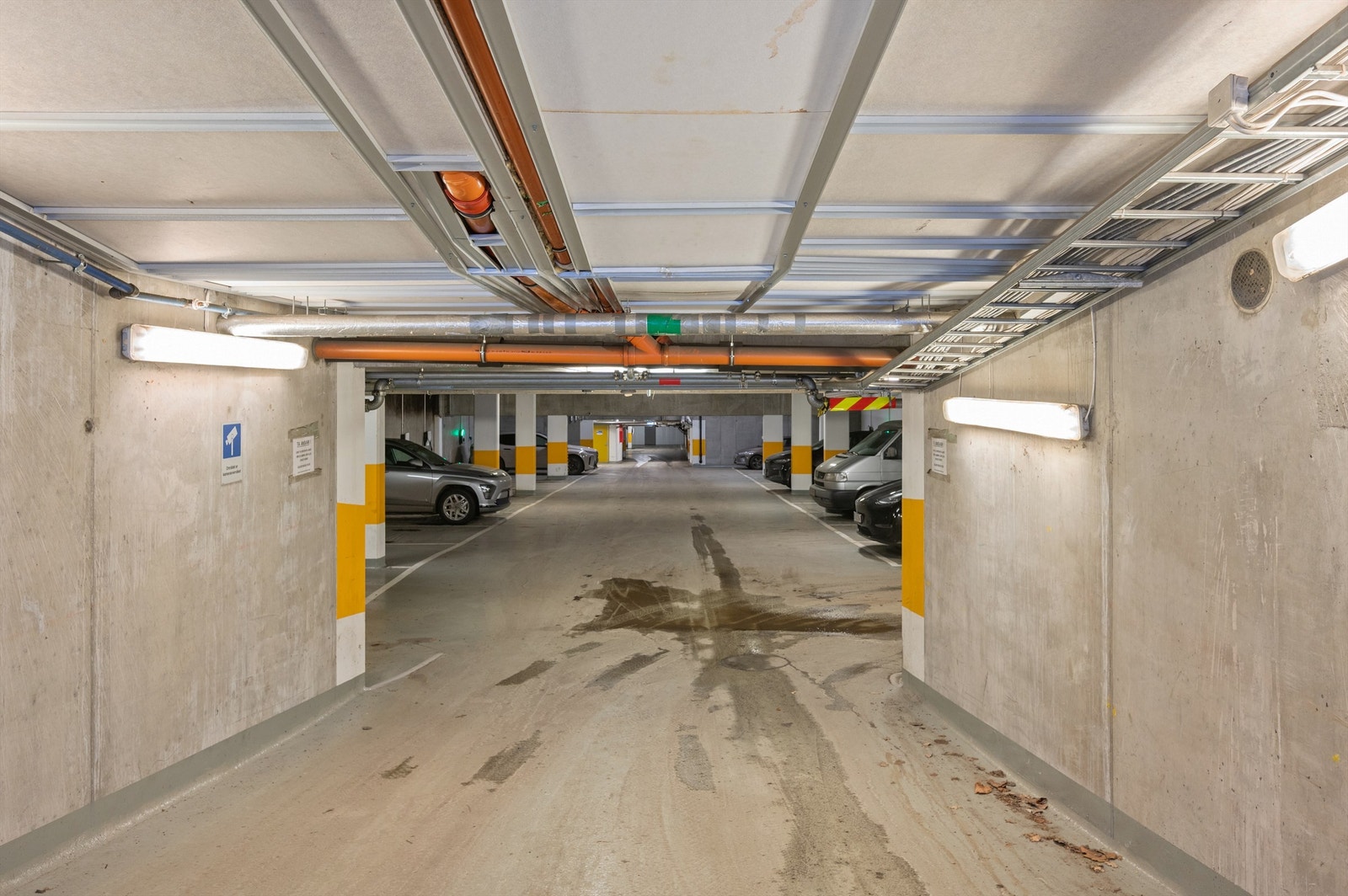 Nyere, oppvarmet garasjeanlegg som er videoovervåket. Galleribilde