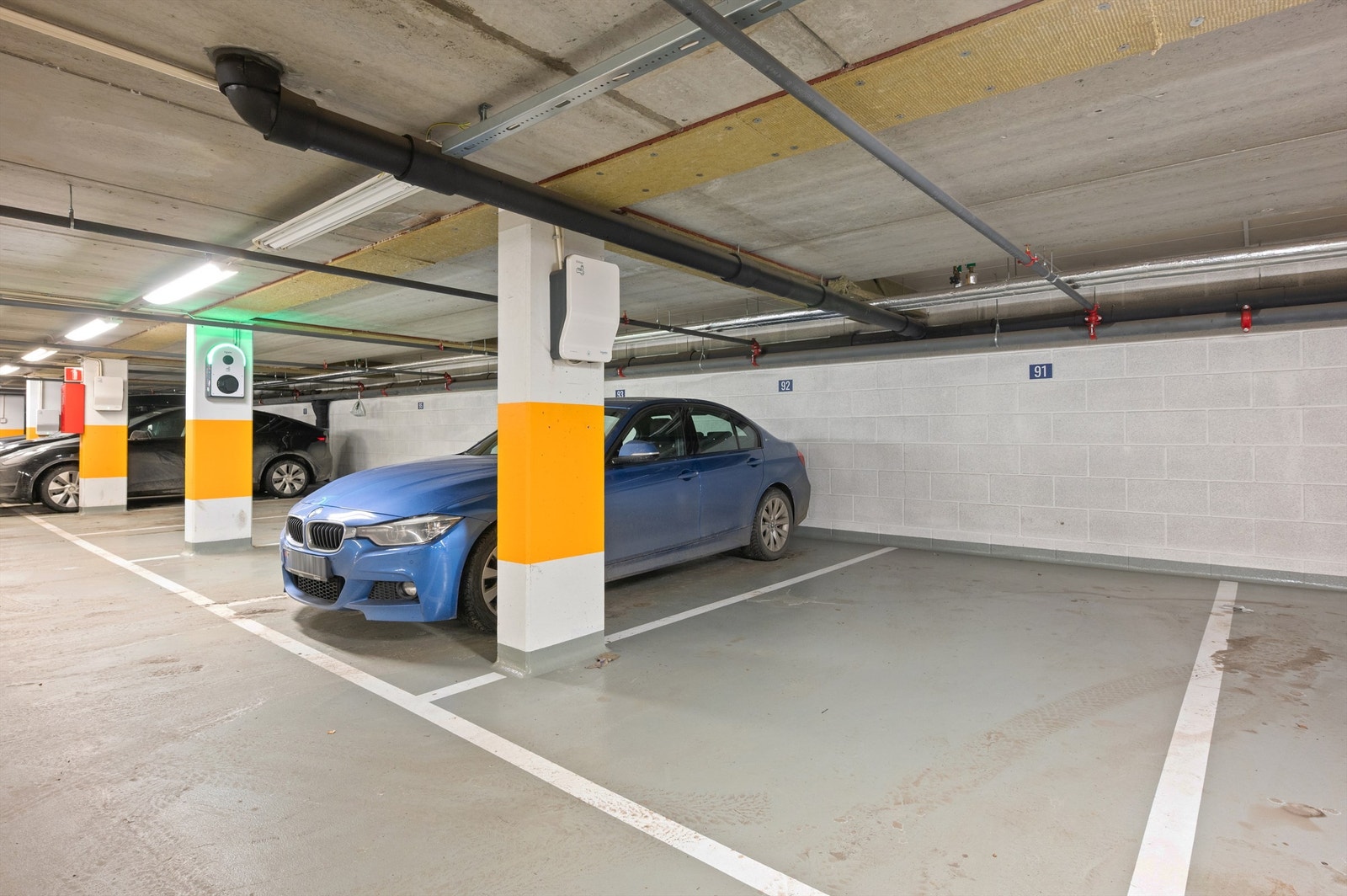 Romslige parkeringsplasser som gjør det enkelt å parkere bilen. Galleribilde