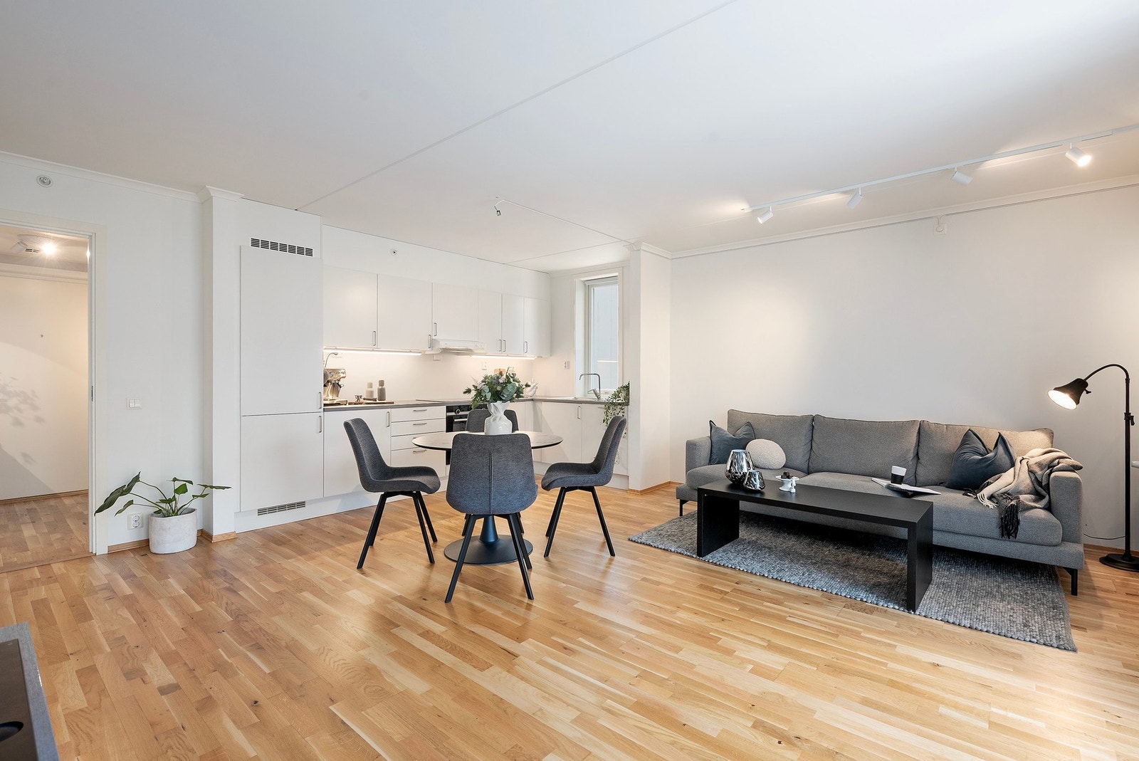 Stuerommet har åpen løsning til kjøkken, og rikelig med oppbevaringsplass Galleribilde