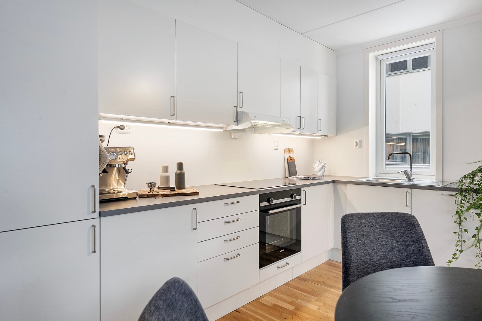 Benkeplater, kjøleskap, vaskekum og blandebatteri, platetopp og stekeovn. Galleribilde