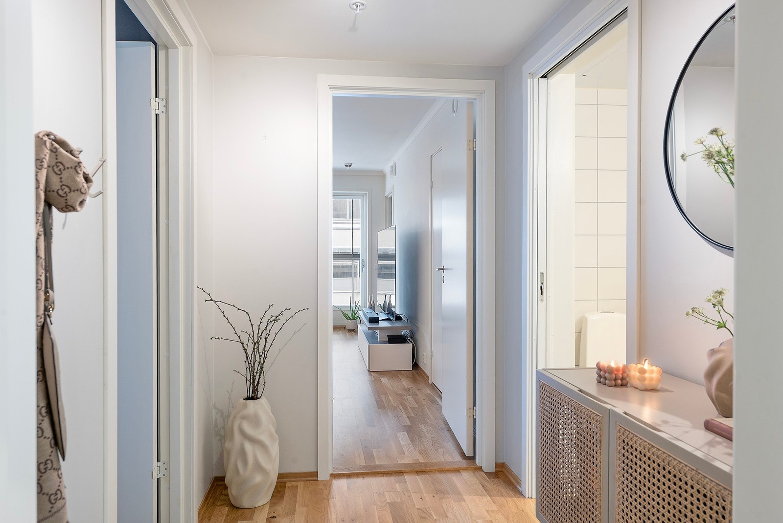 Fra entreen har du inngang mot soverom, bad og stuerom Galleribilde