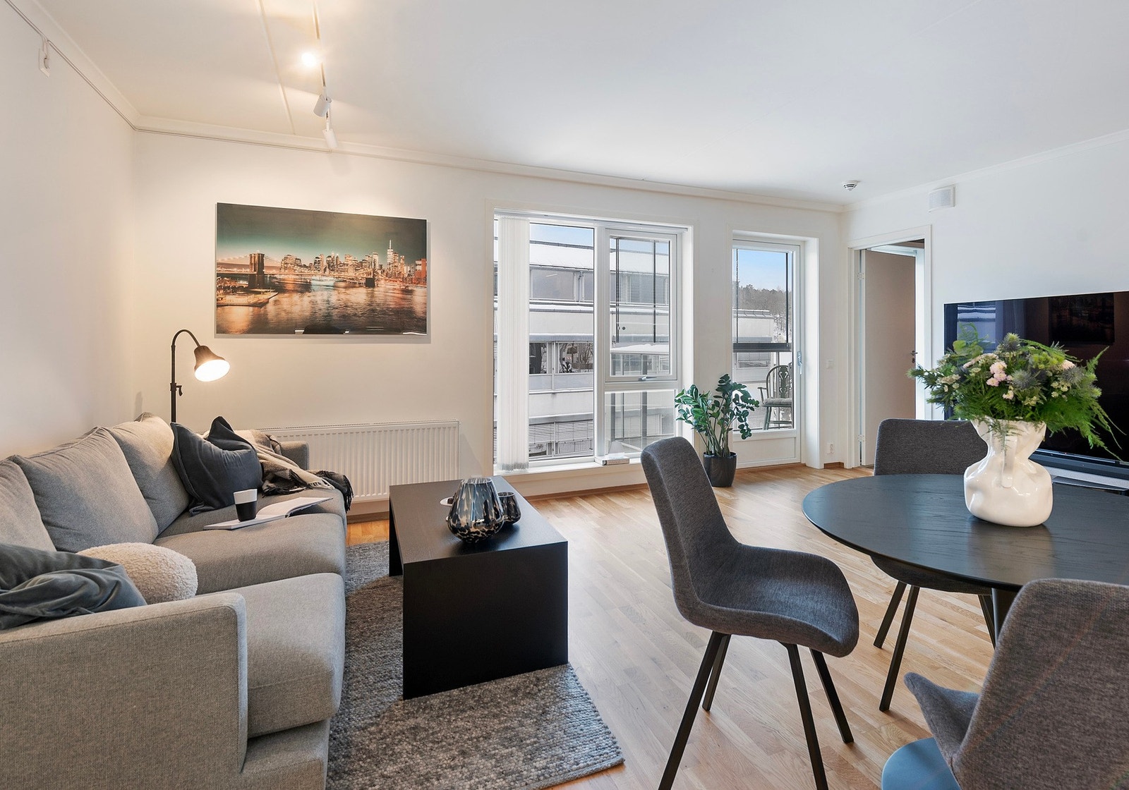 Stuen har god plass til sofa, spisebord og TV Galleribilde