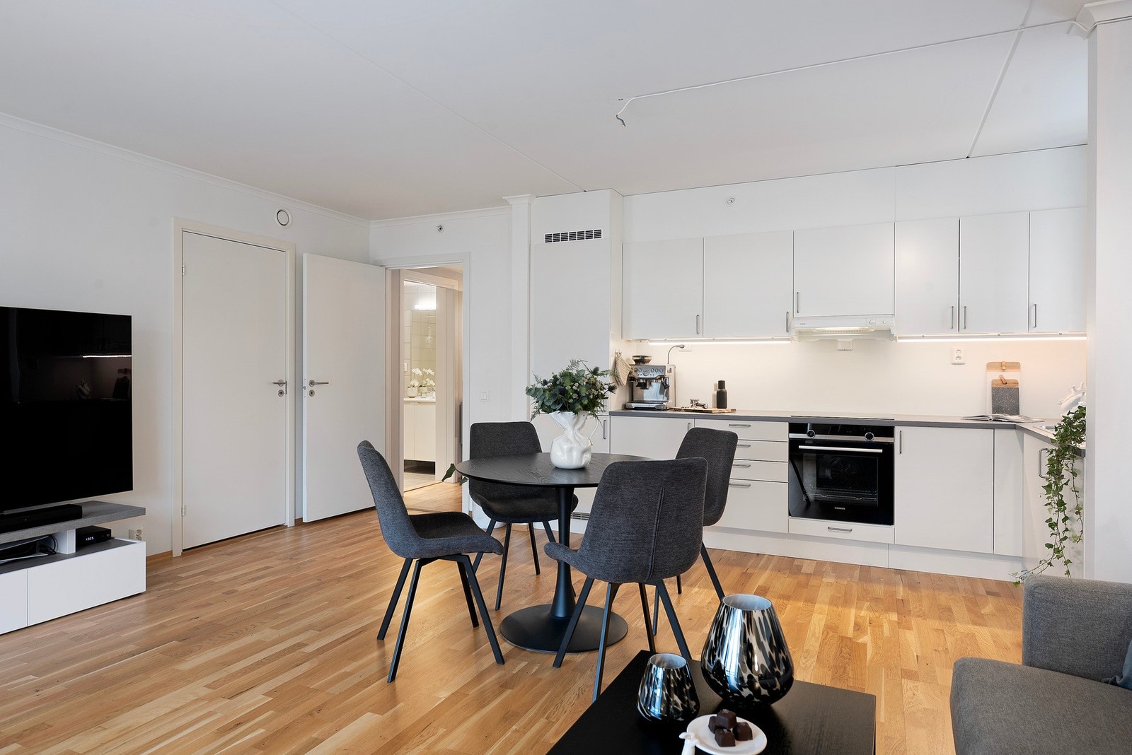 Kjøkken med glatte fronter og god oppbevaringsplass Galleribilde