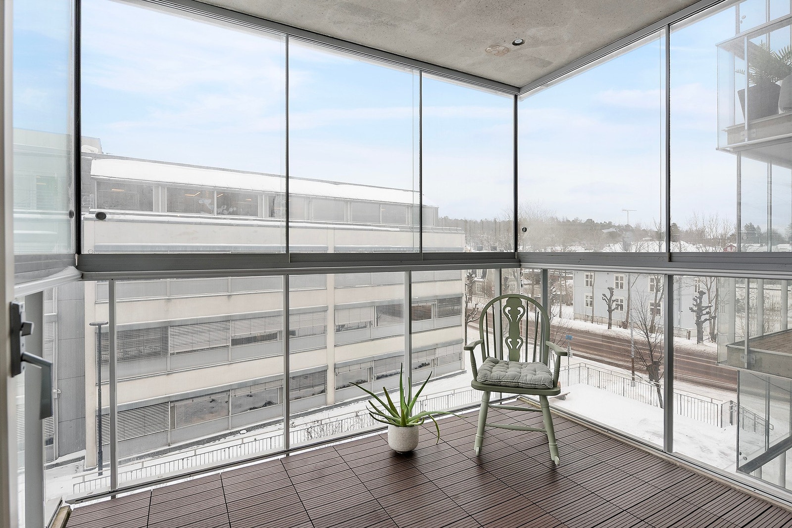 Balkongen har plass til et bord og stoler, perfekt frokostplass! Galleribilde