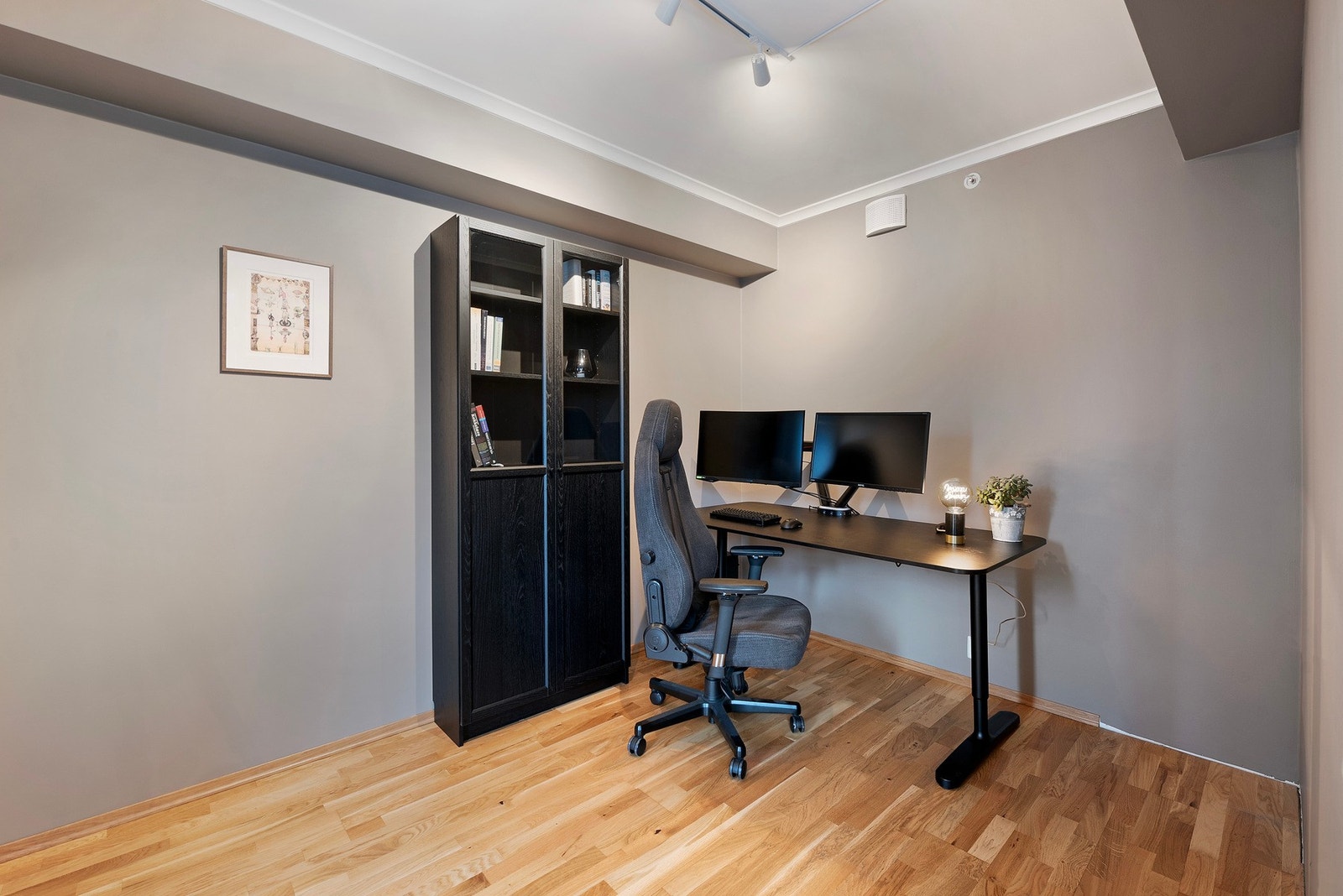 Leilighetens andre soverom har for eksempel plass til en dobbeltseng, nattbord og en kommode/et skap Galleribilde