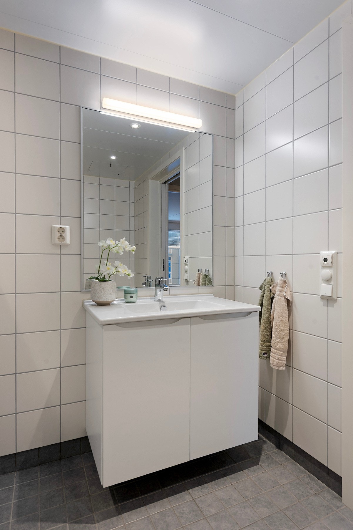 Skapet under servanten gir god oppbevaringsplass Galleribilde