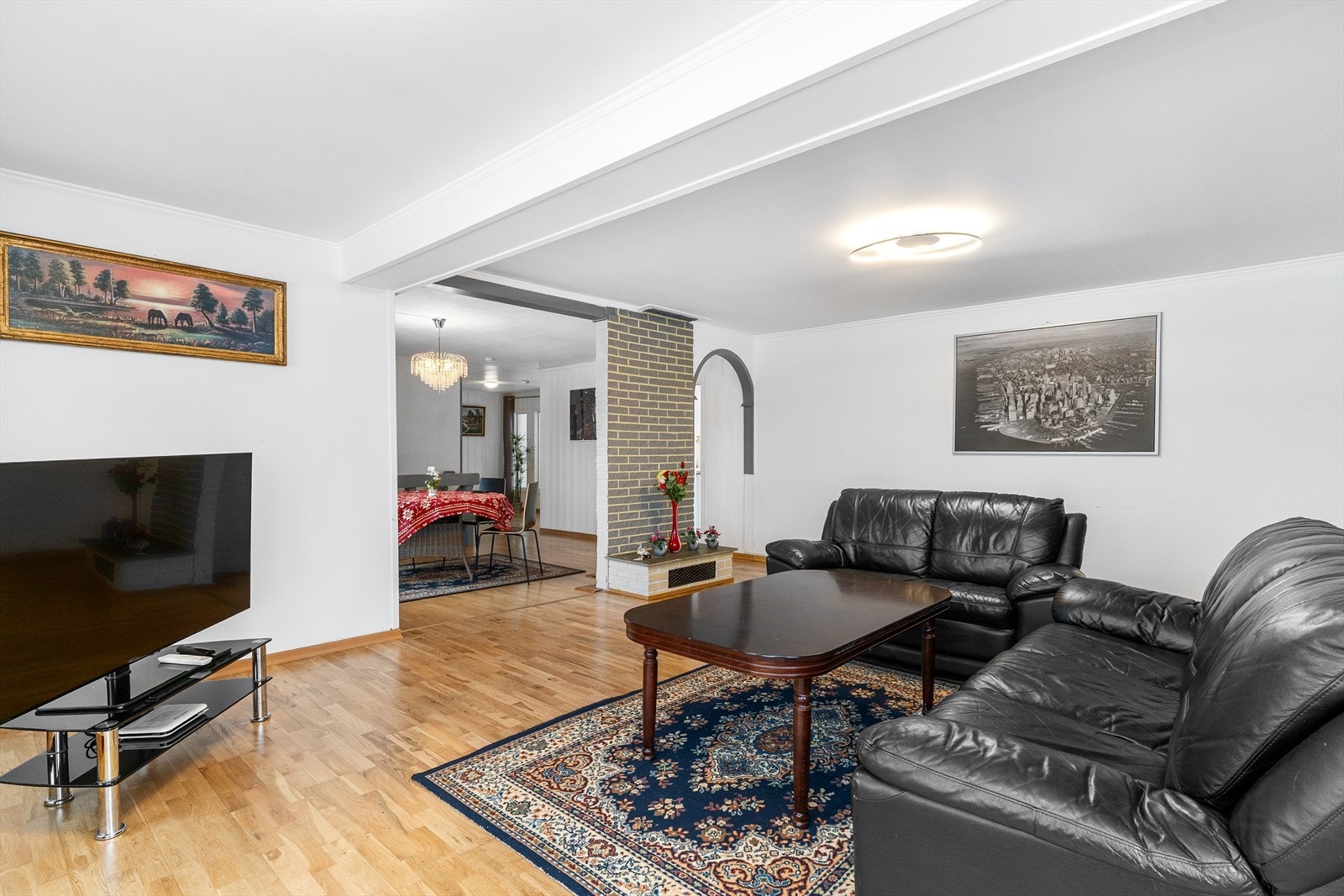 Eiendommen er bestående av en frittstående enebolig over 1 plan og kjeller. Galleribilde