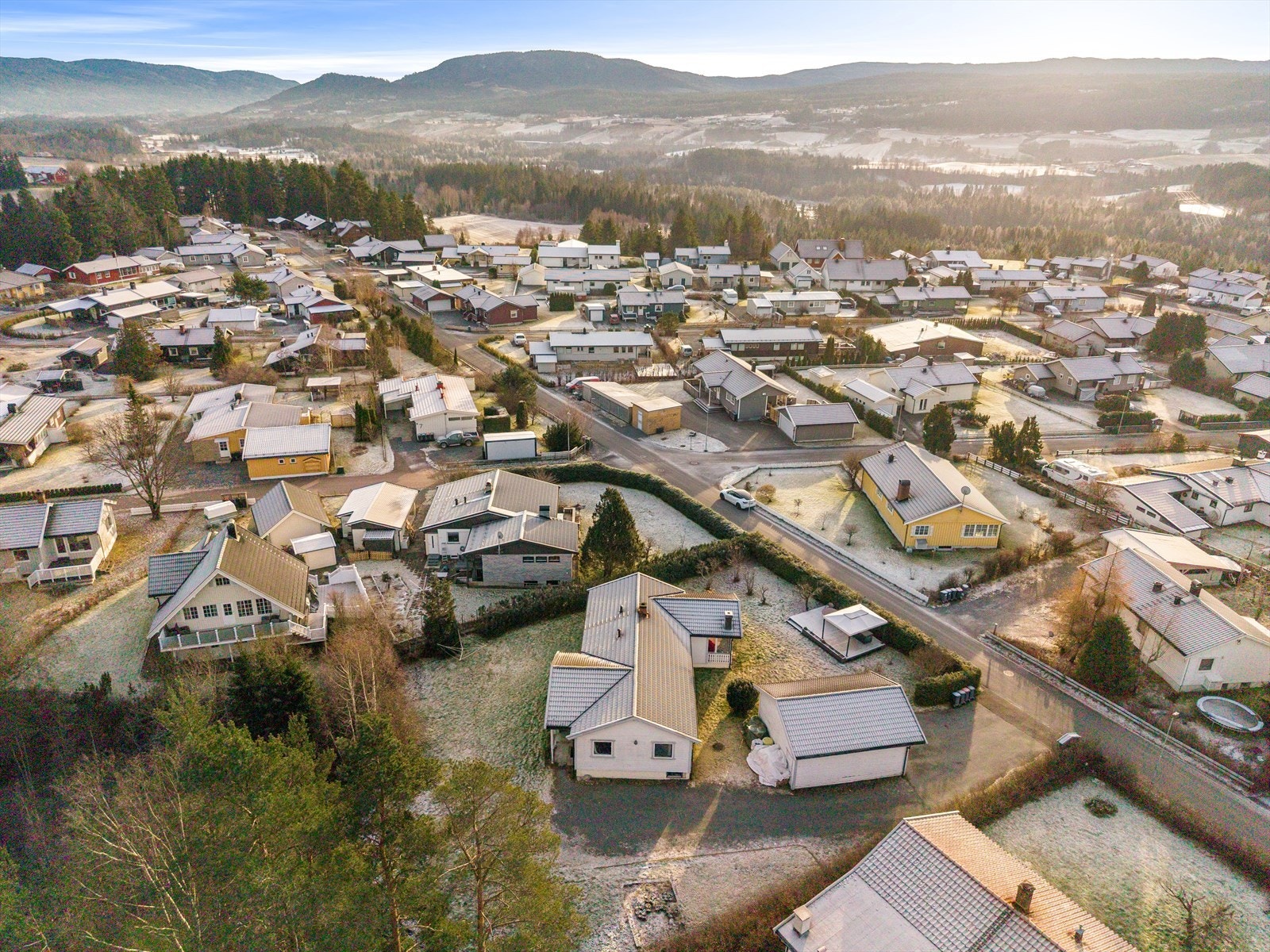 Eiendommen ligger solrikt til i et godt etablert boligområde på Rudsmoen/Skollenborg. Galleribilde