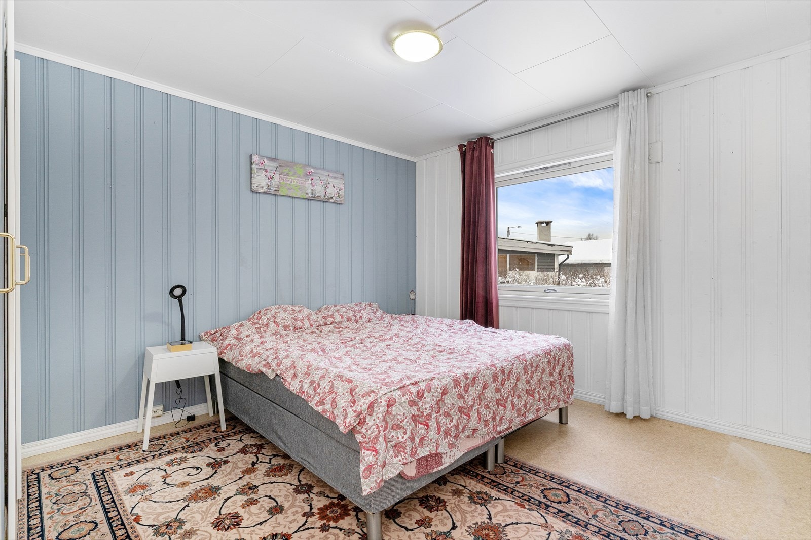 Boligen har totalt hele 5 soverom av god størrelse, der 3 av de ligger samlet i 1.etasje. Mens to soverom er i kjeller. Galleribilde