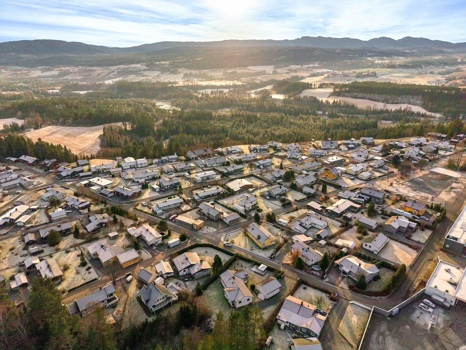 Det er fine frilufts arealer i området og flere leke arenaer for barn. Galleribilde