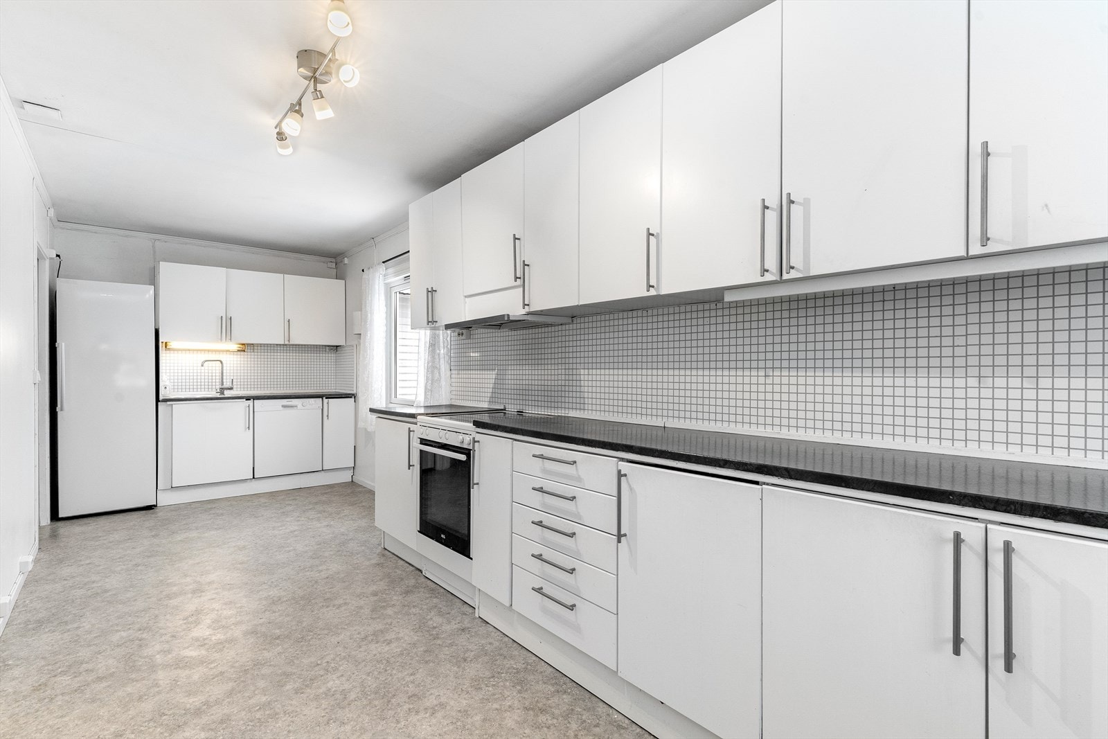 Kjøkkeninnredningen har profilerte fronter, laminert benkeplate, vaskekum, nedfelt komfyrtopp, ventilator, stekeovn, oppvaskmaskin, kjøl/frys. Det er kjøkkenventilator med avtrekk ut. Galleribilde