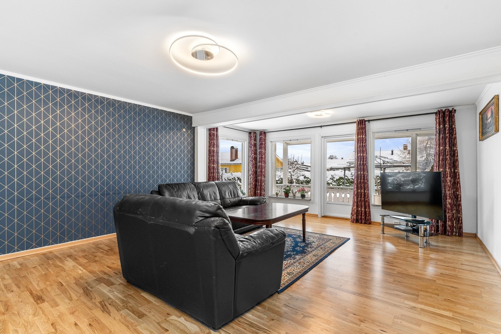 Store vinduer ut mot naturen, skaper et fint naturlig lys inn. Galleribilde