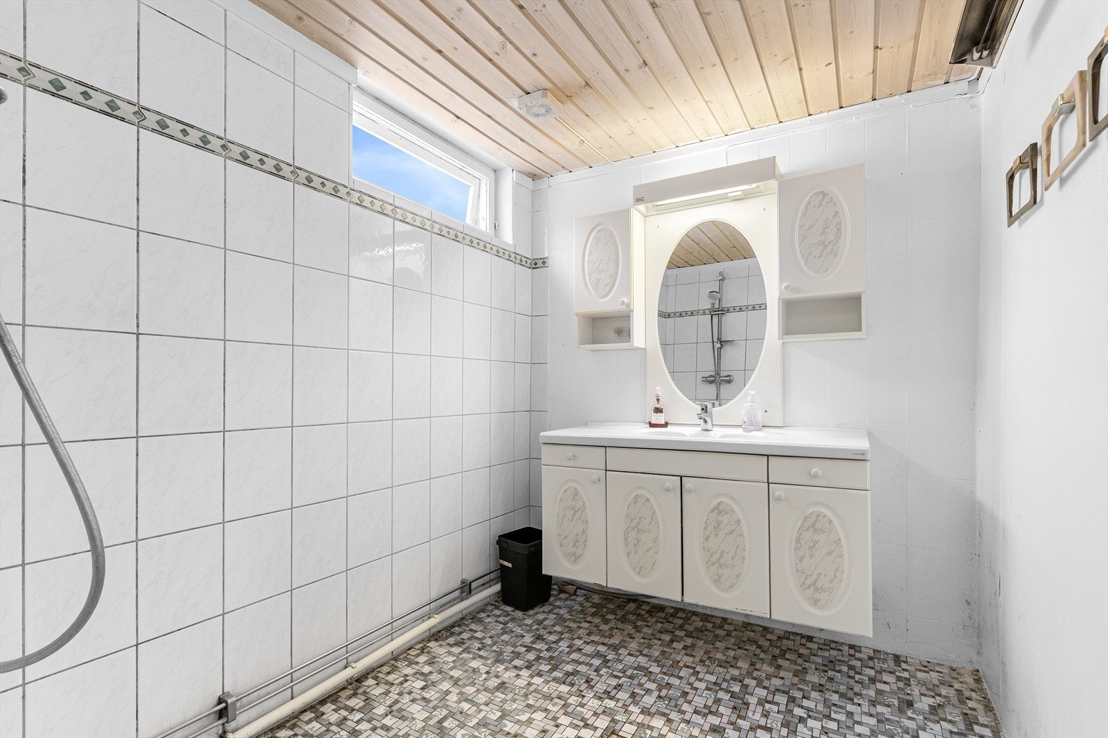 Boligen har et kombinert bad/vaskerom/ toalettrom i kjeller. Galleribilde