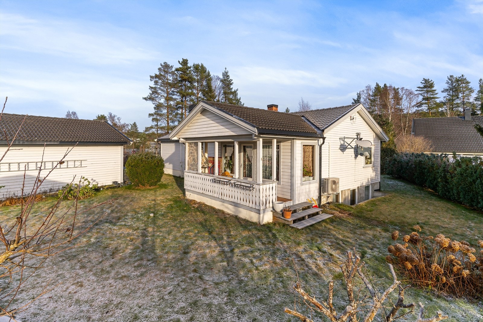 Eldre enebolig med noe oppussingsbehov - Stor tomt på ca. 1.8 mål - Dobbelgarasje - Landlig og familievennlig boområde! Galleribilde