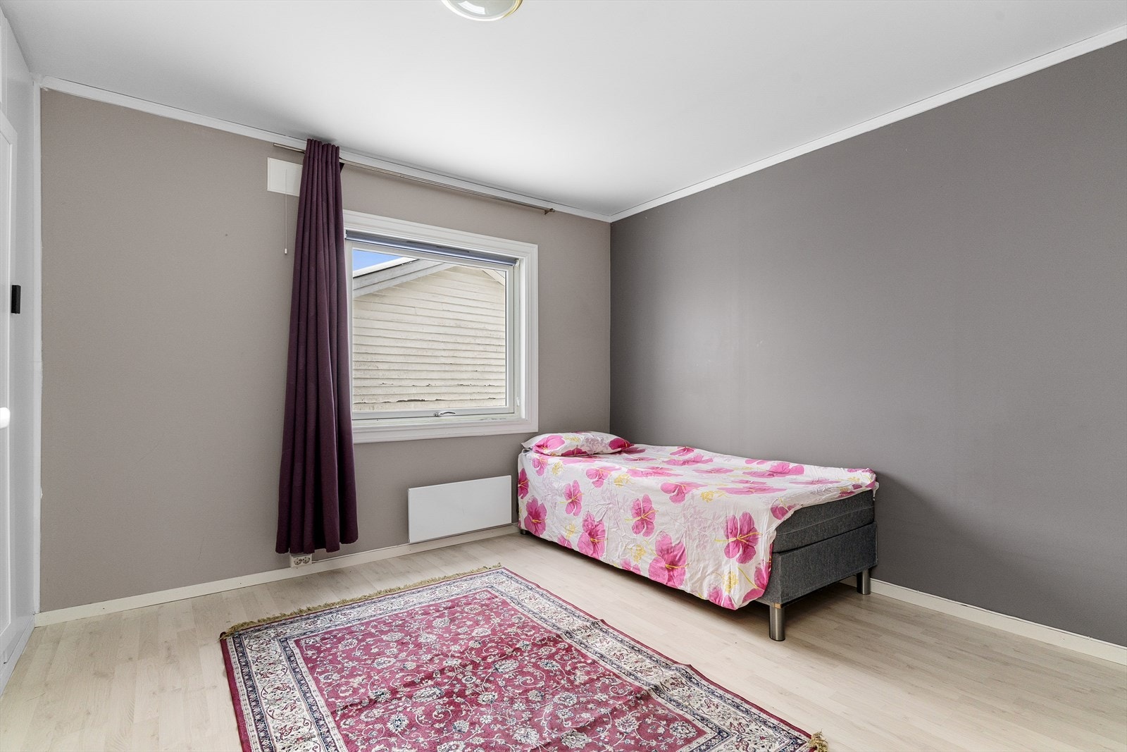 Soverommene har god plass til seng, garderobeløsning og skrivepult. Galleribilde