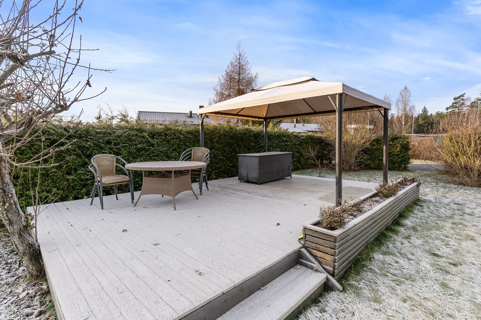 Hyggelige uteplass med paviljong, der en kan sitte å nyte varme sommerdager. Galleribilde