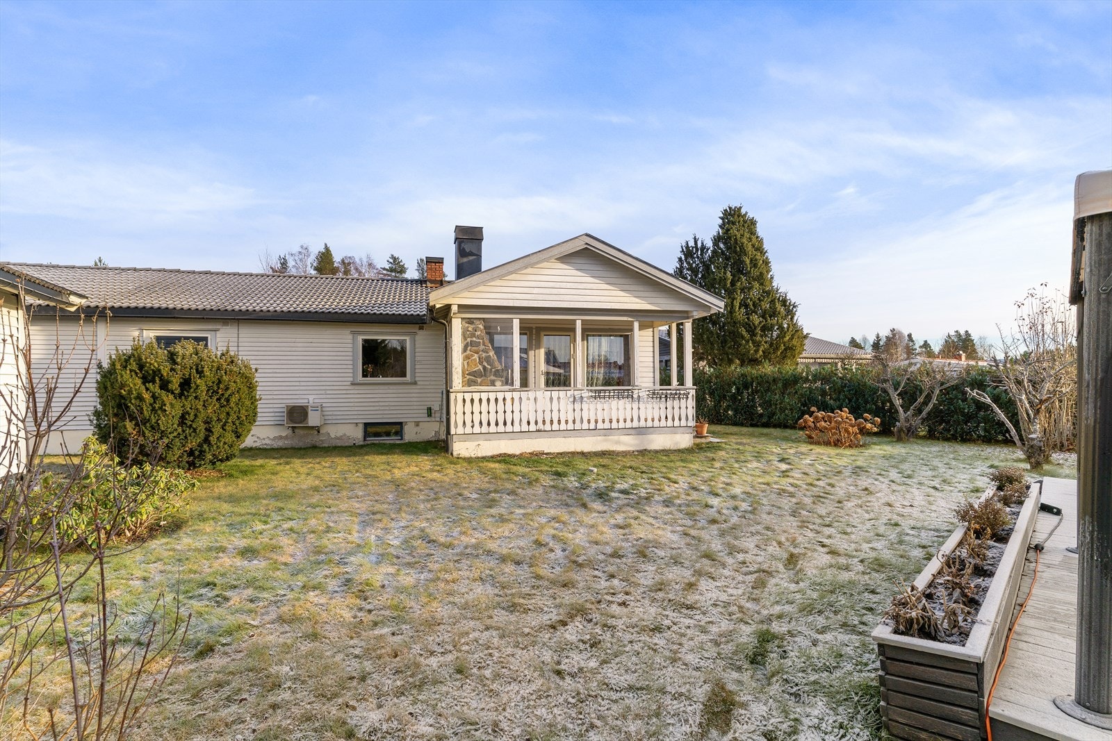 Boligen har en stor hage med gressplen som gir mye boltreplass for barn og firebente. Galleribilde