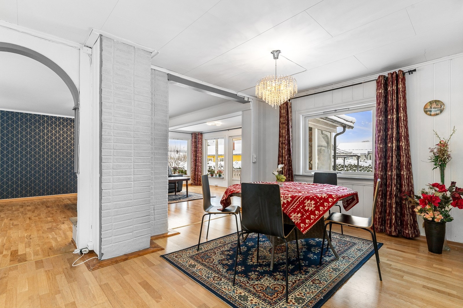 Stuen har gode møbleringsmuligheter med god plass til både sofakrok og spisebord. Galleribilde