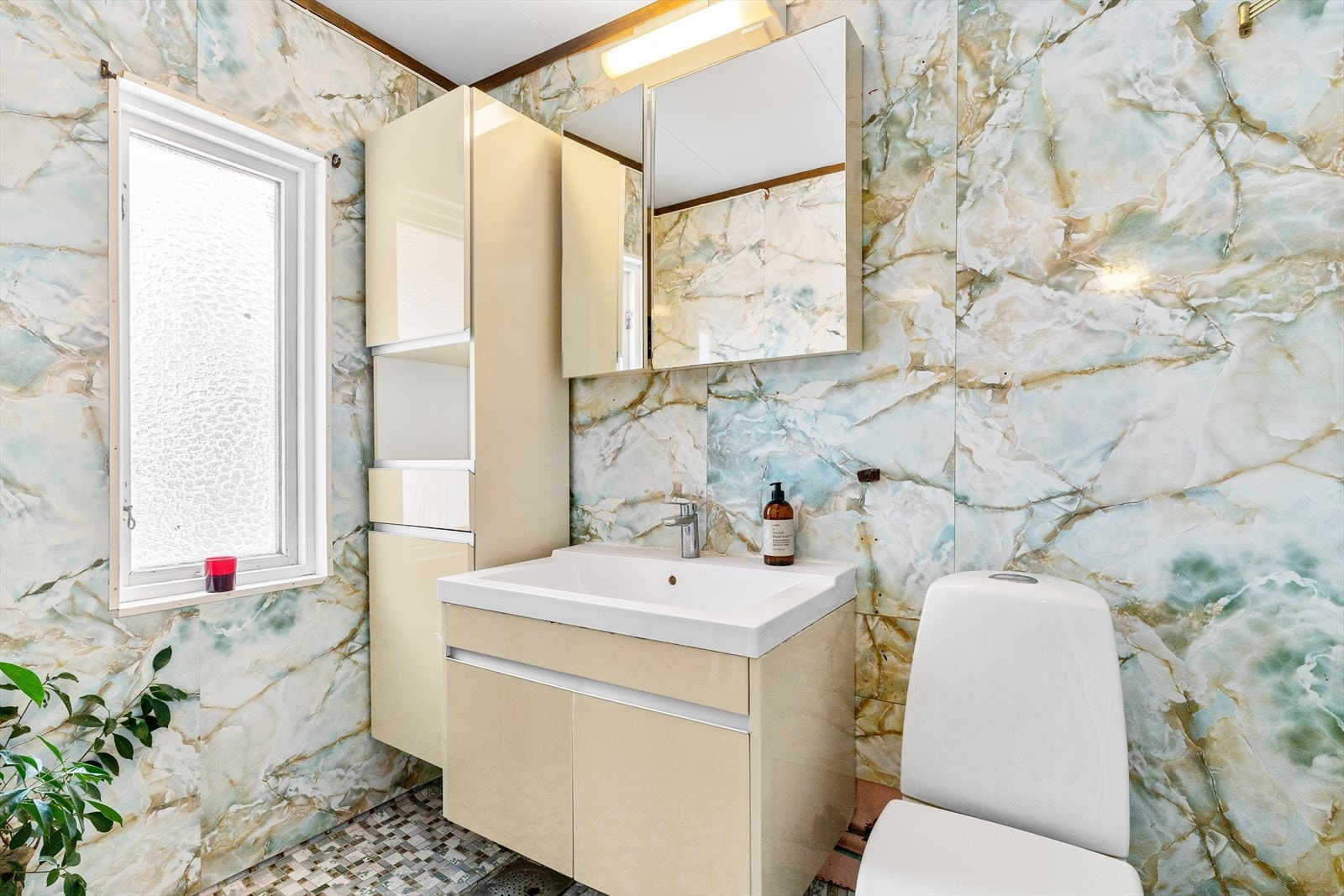 Eldre flislagt bad i 1.etasje. På badet er det montert et toalett, en baderomsinnredning og toalett. Galleribilde