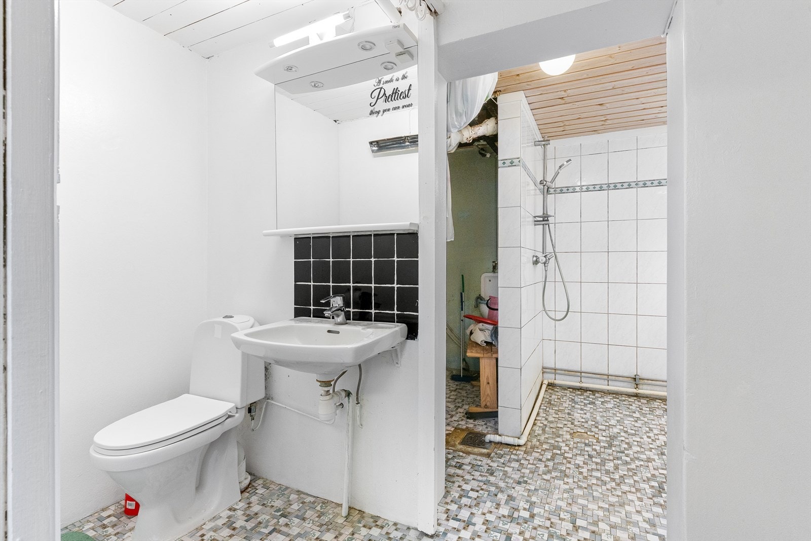 Badet inneholder klosett, vask, dusjgarnityr, vask med innredning, opplegg til vaskemaskin, varmtvannsbereder. Galleribilde