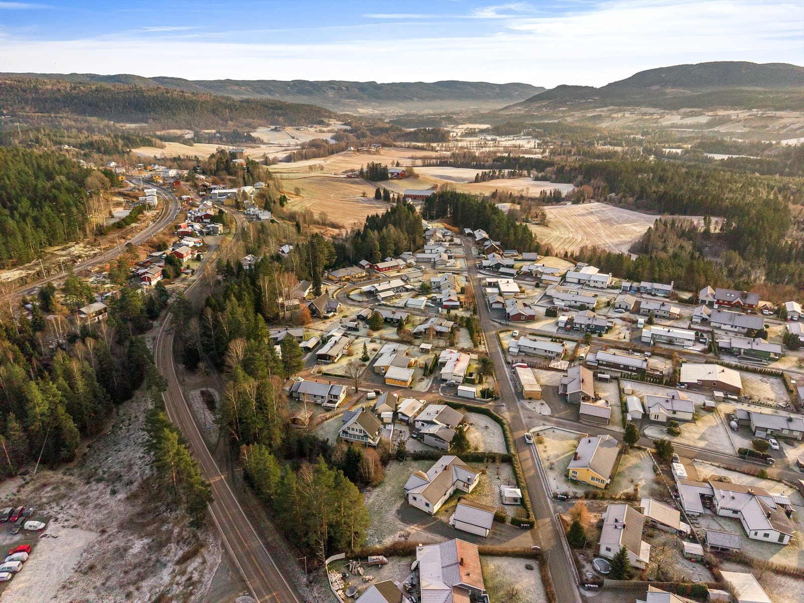 Kort vei til bussholdeplass, ca. 5 km inn til byen. Galleribilde