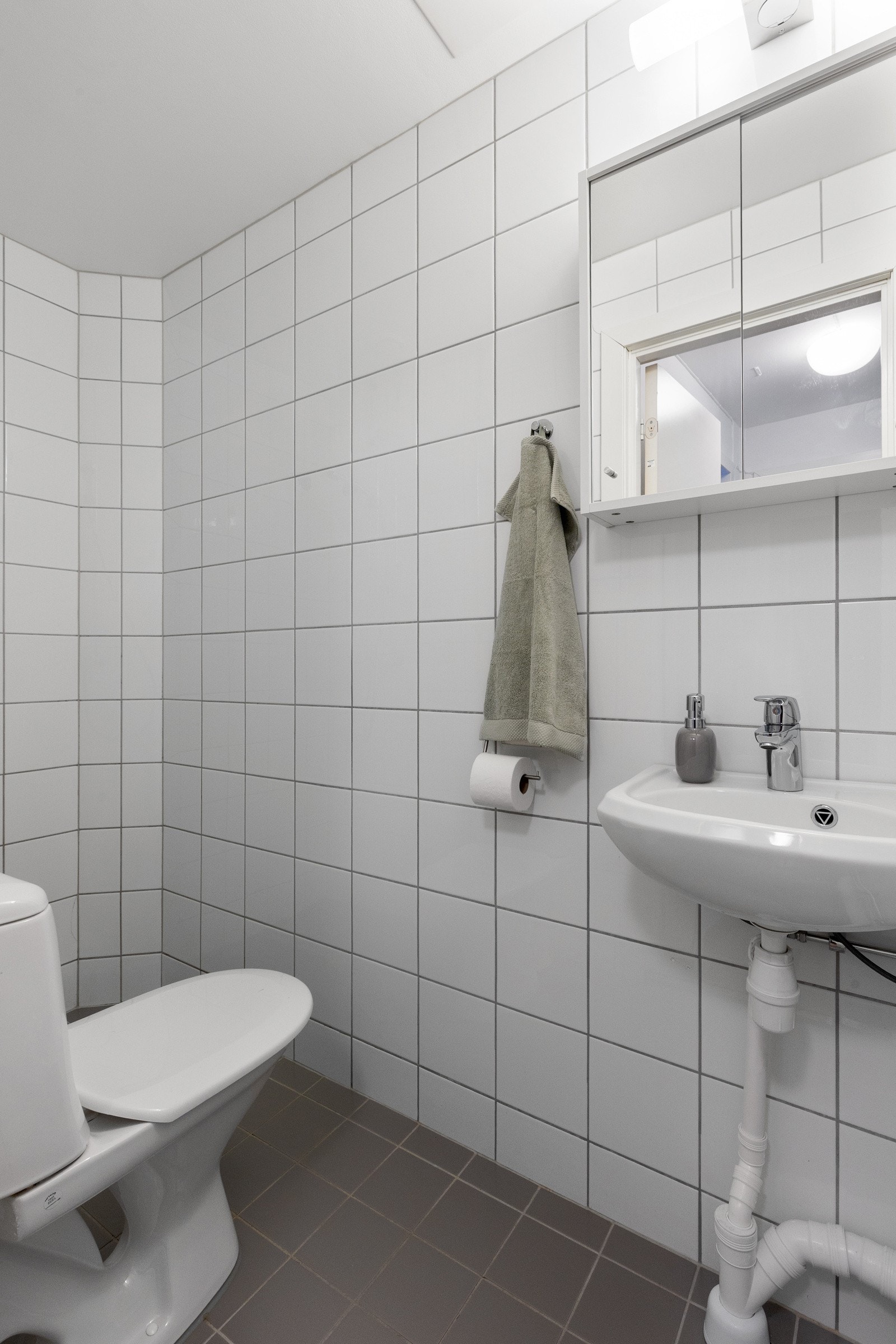 Flislagt bad fra 2011 med behagelig gulvvarme. Badet Galleribilde