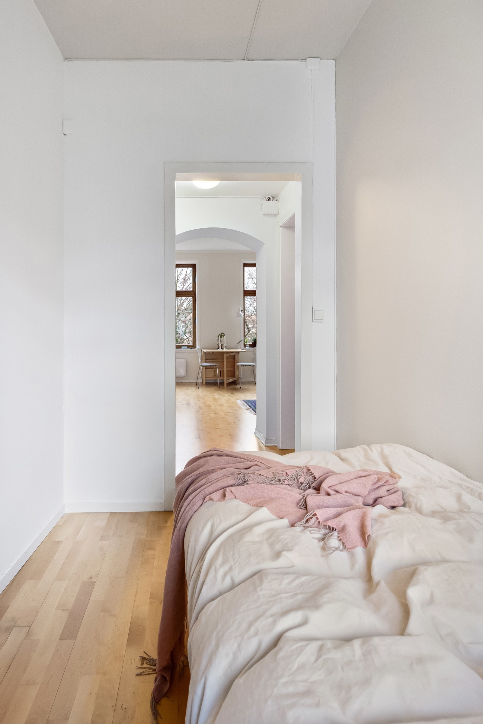 Rommet har god takhøyde og plass til seng og oppbevaringsløsninger. Veggene er malt i lyse toner, og på gulvet er det parkett. Galleribilde