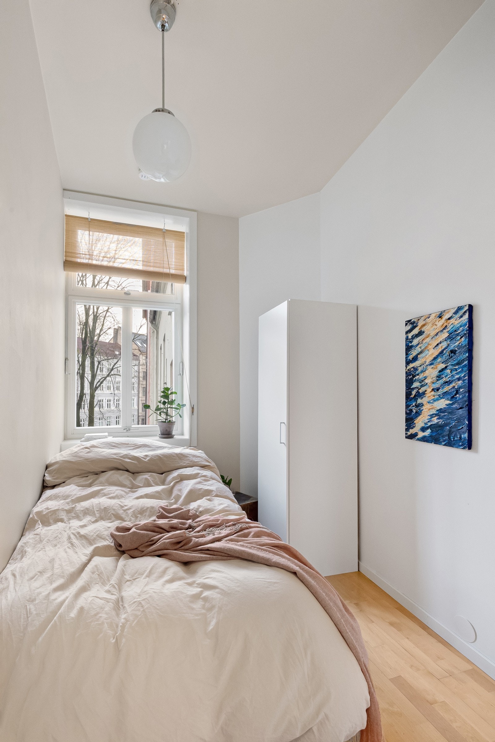 Soverommet har store vindusflater som gir godt med dagslys og fin utsikt mot grønne omgivelser. Galleribilde