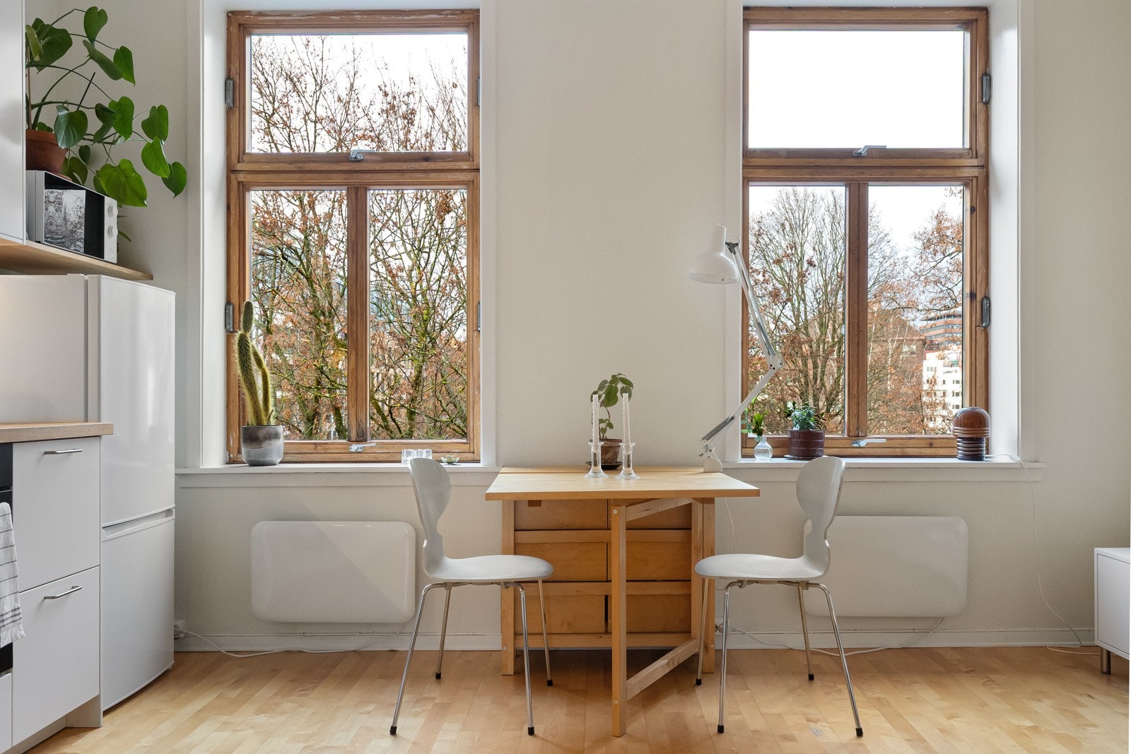 De brede vinduskarmene gir plass til planter og dekor. Galleribilde