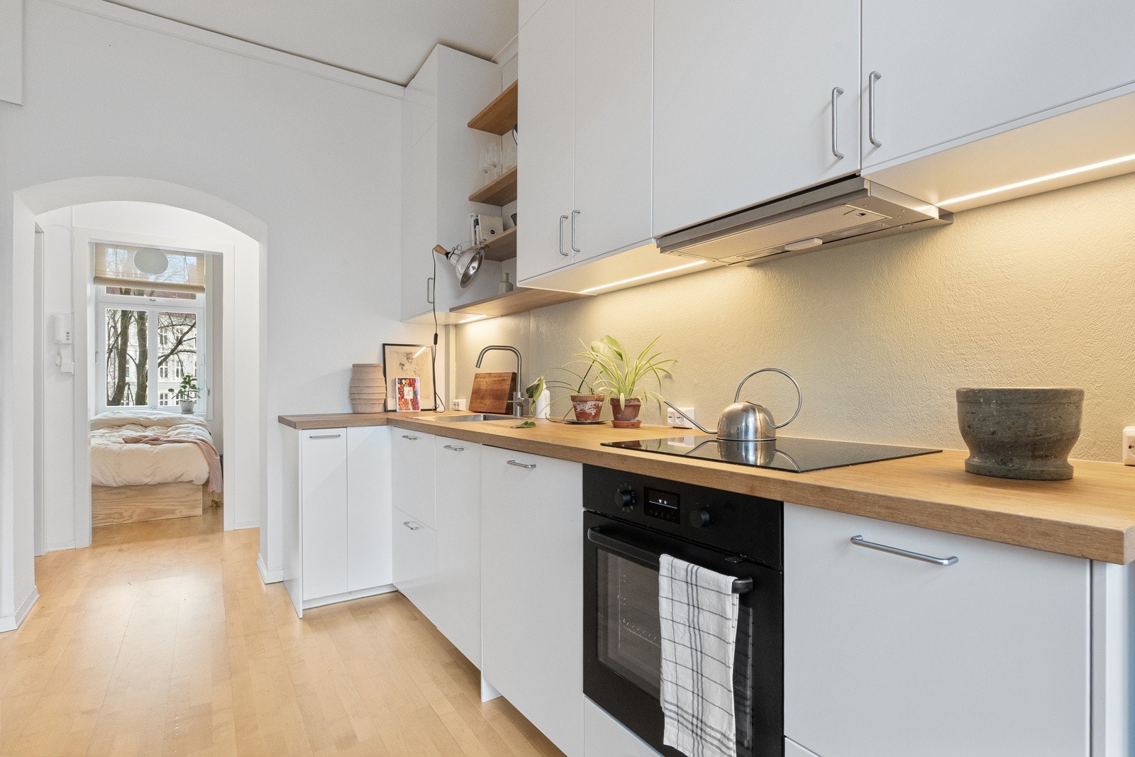 Det er godt med skap- og benkeplass, og integrerte hvitevarer som stekeovn, induksjonstopp, oppvaskmaskin, samt frittstående kjøleskap med fryser og opplegg for vaskemaskin. Det er montert lekkasjestopper og komfyrvakt. Galleribilde