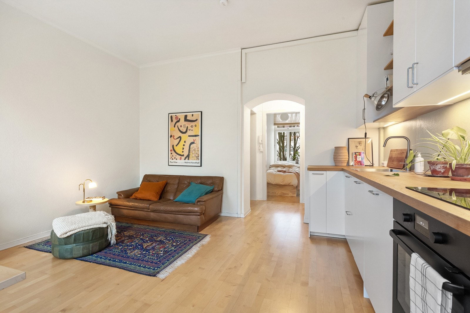 Lys og luftig stue med store vindusflater som slipper inn rikelig med naturlig lys. Galleribilde