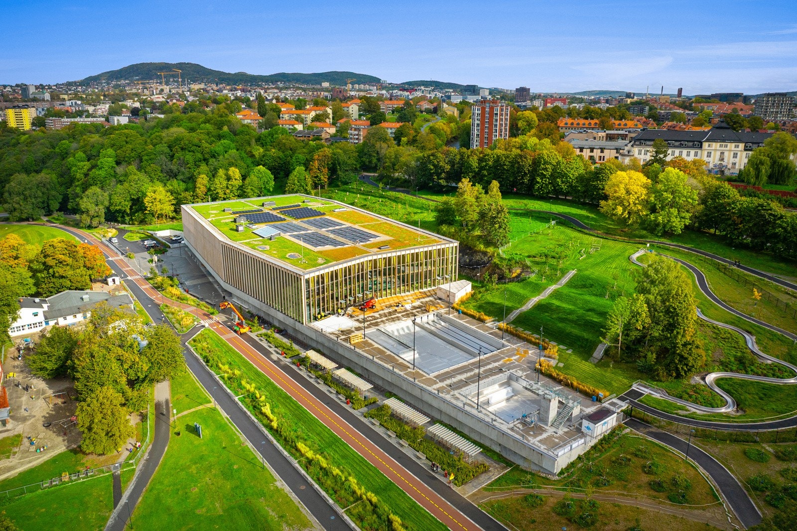 I nærheten ligger det helt nyåpnede Tøyenbadet. Et moderne svømmeanlegg som er et perfekt tilskudd til både sommer- og vinteraktiviteter. Galleribilde