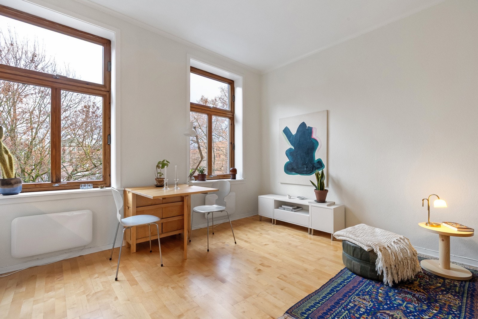 Rommet har en takhøyde på opptil 2,91 meter, og det er god plass til både sofagruppe og spisebord. Galleribilde