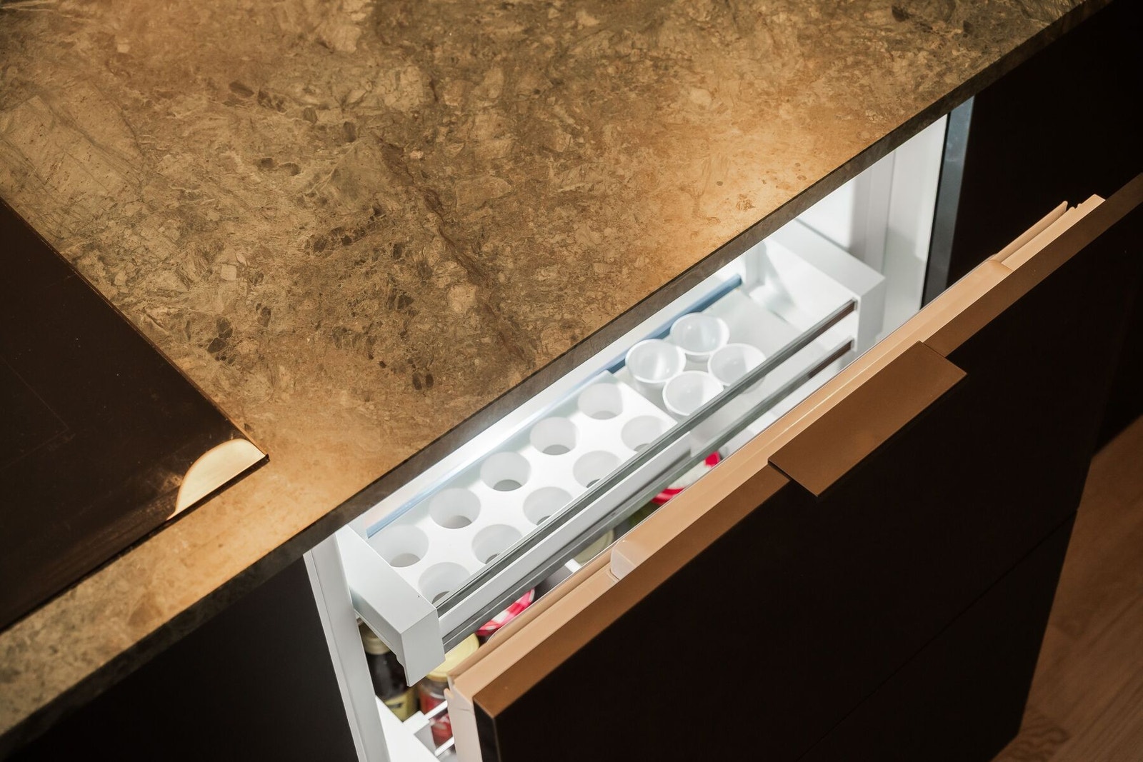 I tillegg til ordinært kjøleskap er det en praktisk kjøleskuff, som gjør ofte brukte kjølevarer lett tilgjengelige og bidrar til redusert energibruk ved at man slipper å åpne den store kjøleskapsdøren. Galleribilde