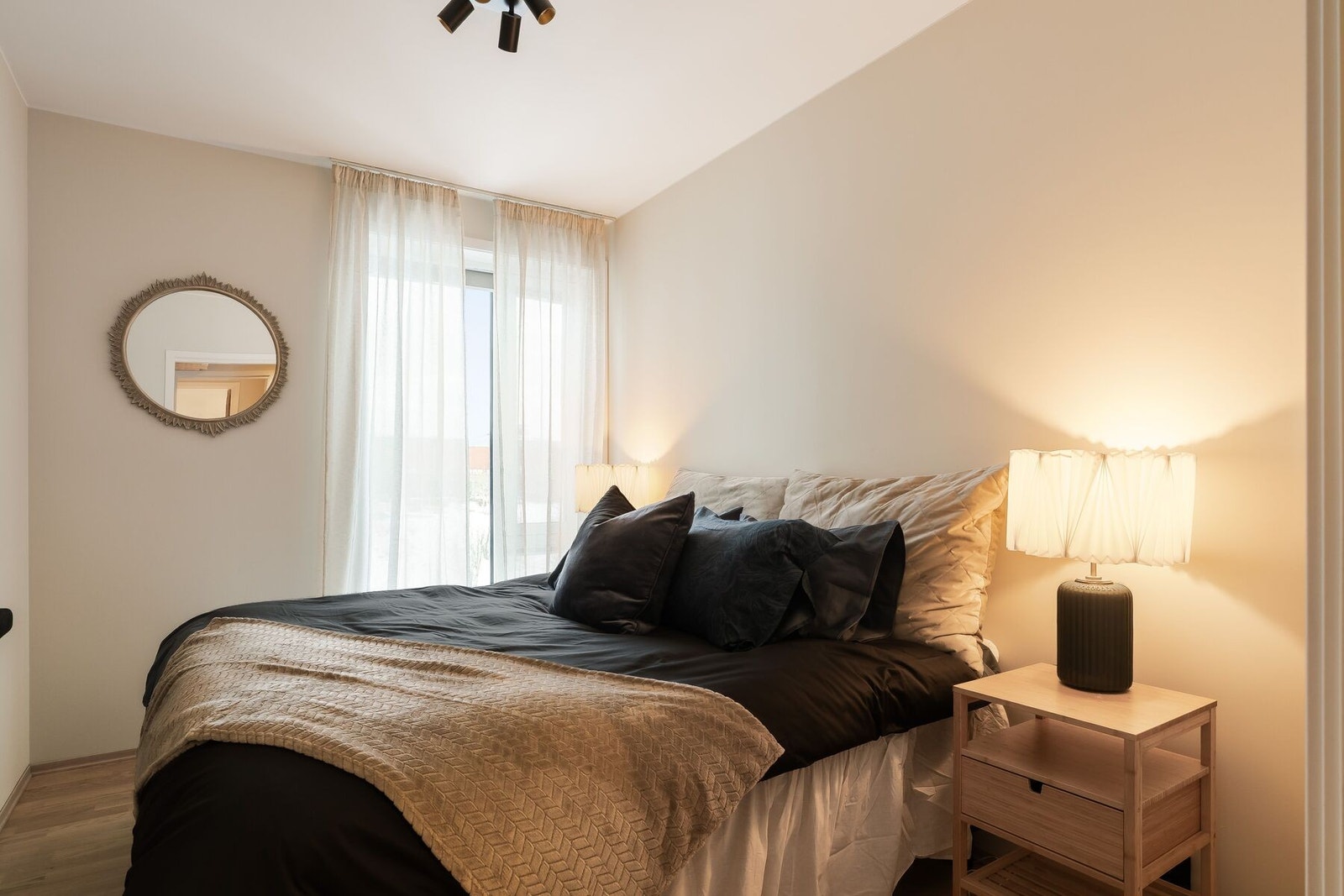 Hovedsoverommet er en rolig og tilbaketrukket sone i boligen.
Også her går vindusflatene helt ned til gulvet, noe som gir rommet rikelig med lys og en luftig atmosfære. Det er også etablert solskjerming, til de gangene man ikke ønsker sollyset. Galleribilde